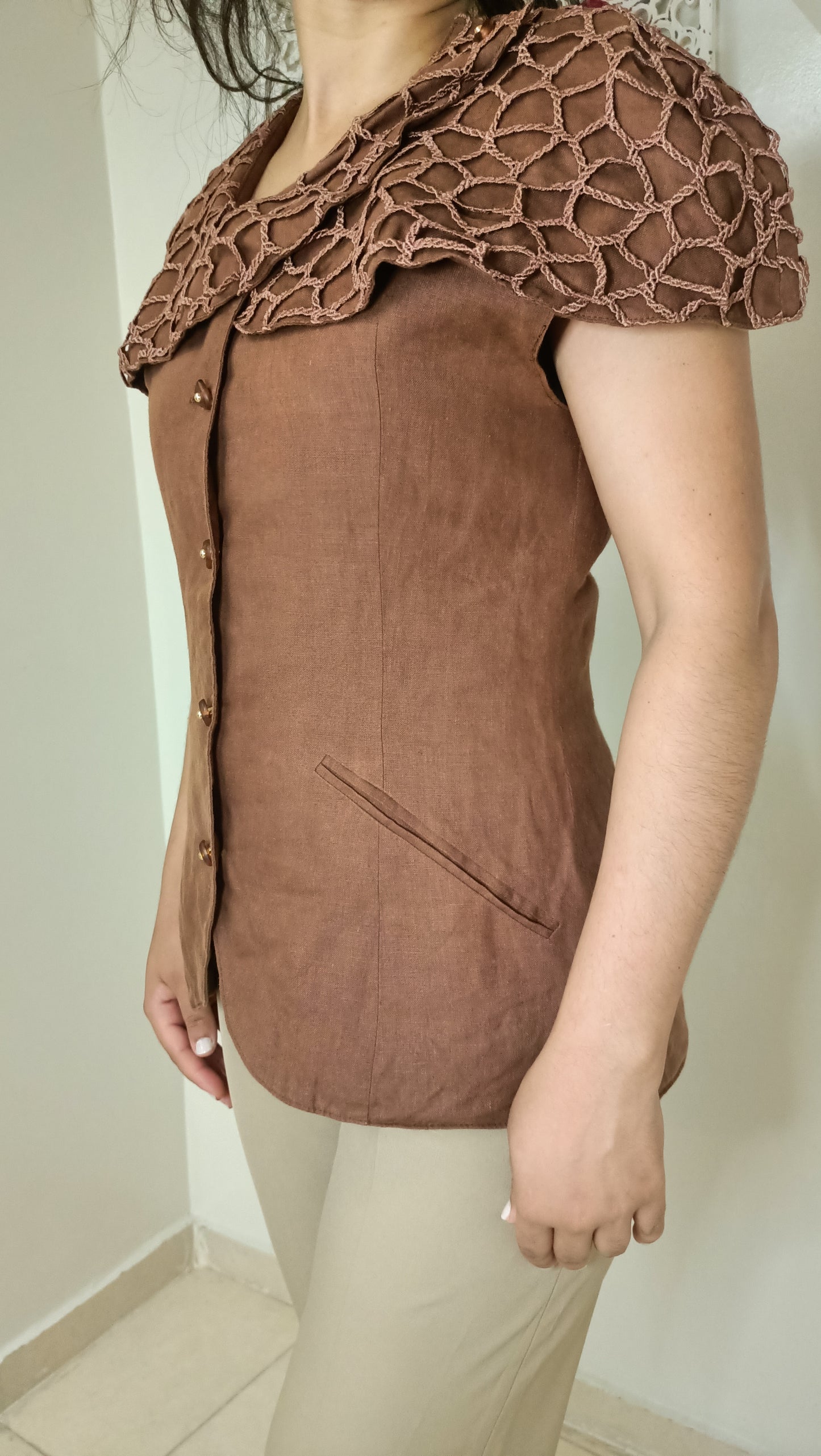 Ce haut vintage marron est une véritable pépite, avec son empiècement travaillé en macramé ou crochet qui lui donne un charme