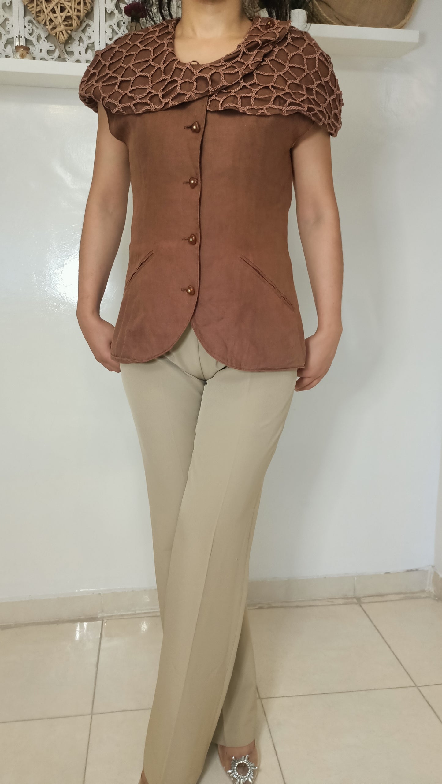 Ce haut vintage marron est une véritable pépite, avec son empiècement travaillé en macramé ou crochet qui lui donne un charme