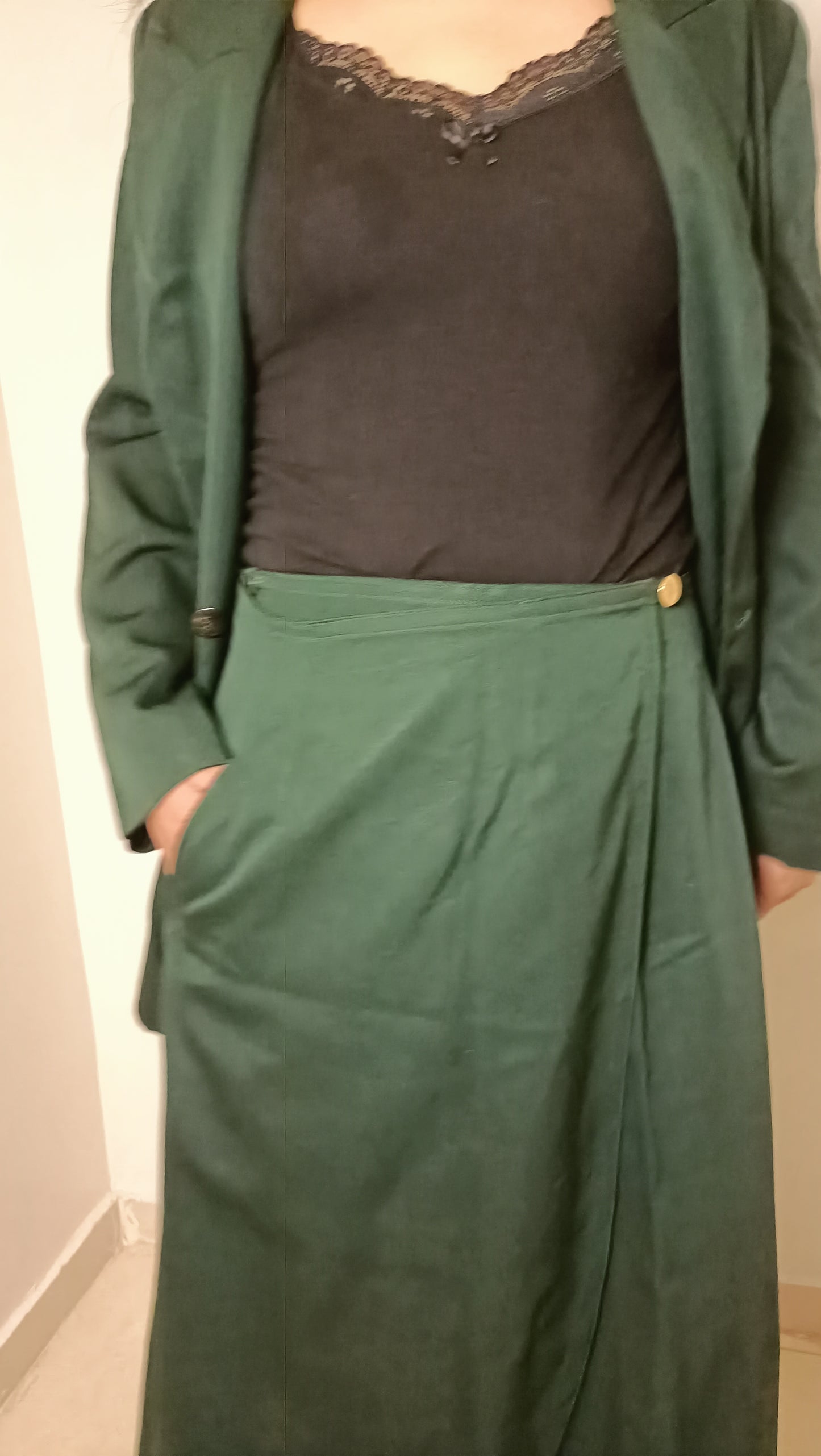 blazer et jupe vintage dans un magnifique vert forêt. La veste croisée avec ses grandes poches et la jupe midi évasée créent une silhouette élégante .