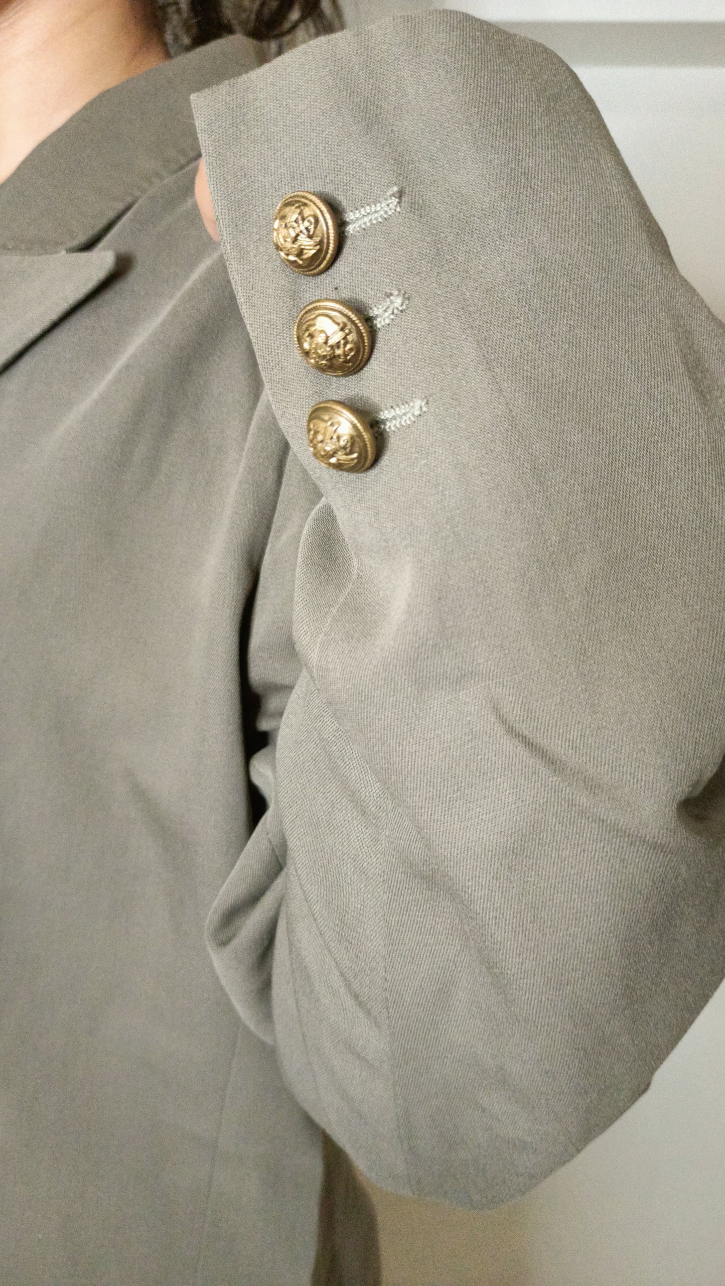 magnifique tailleur. La jupe fluide et le blazer oversized créent une silhouette à la fois chic et effortless.