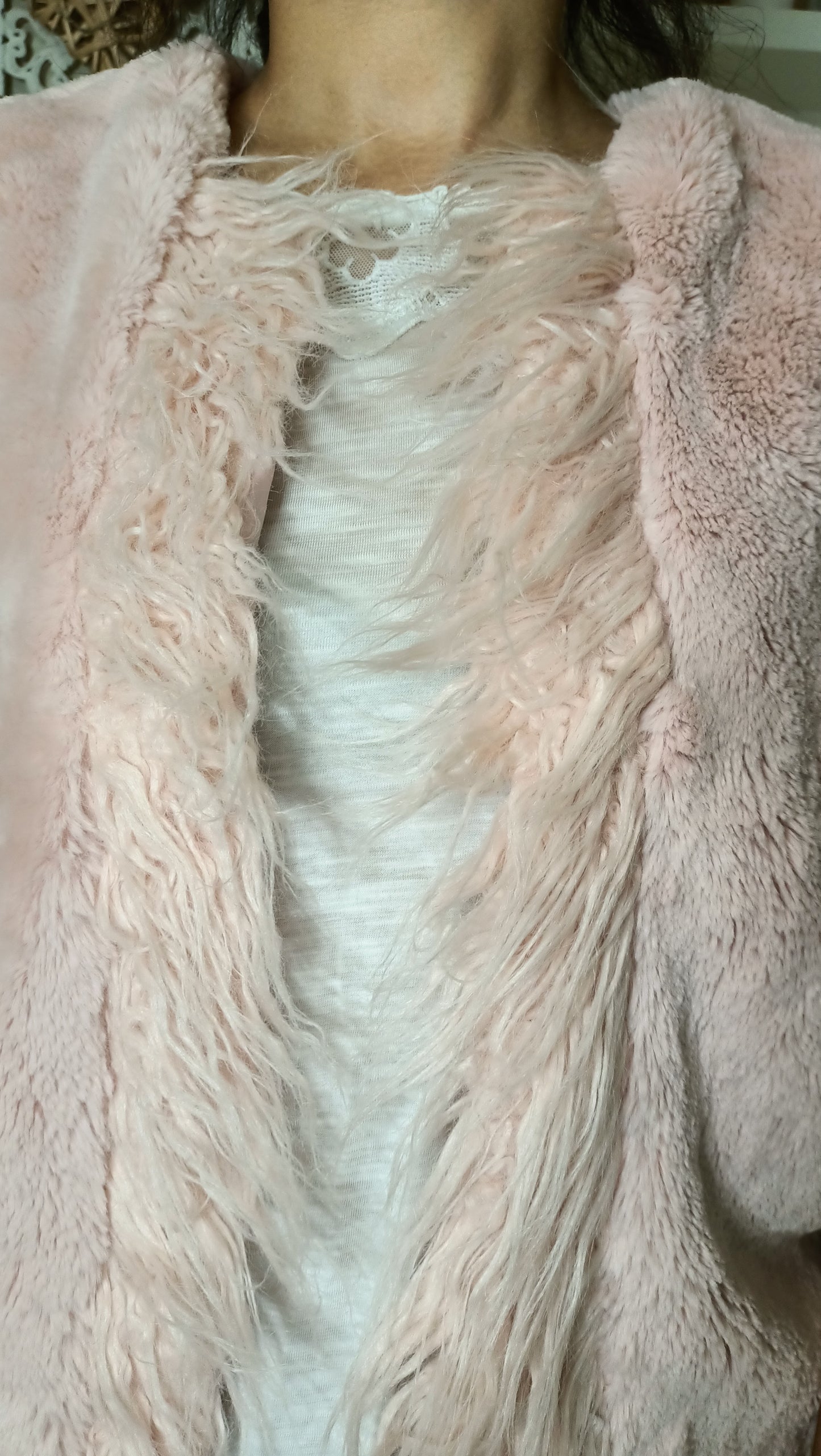 gilet en fausse fourrure rose est le parfait ajout pour une touche cocooning et tendance.