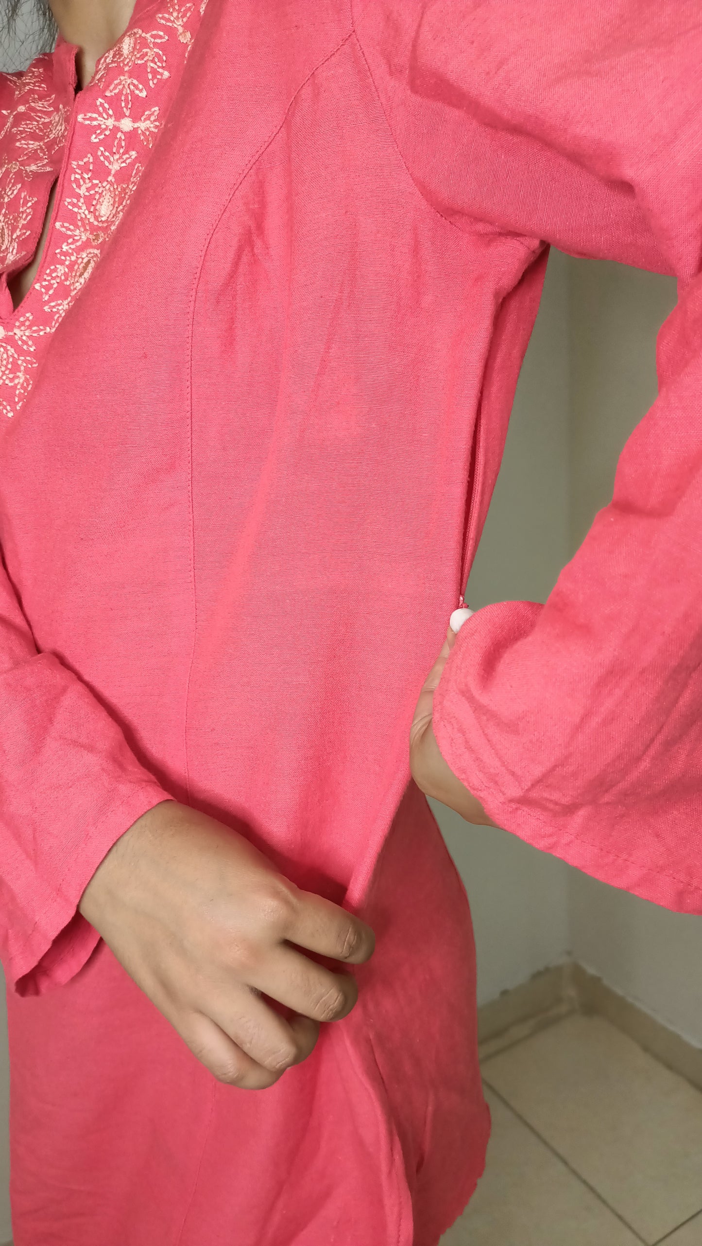 Craquez pour le charme délicat de cette sublime tunique vintage en lin rose. Ses broderies dorées et son col tunisien apportent une touche d'élégance