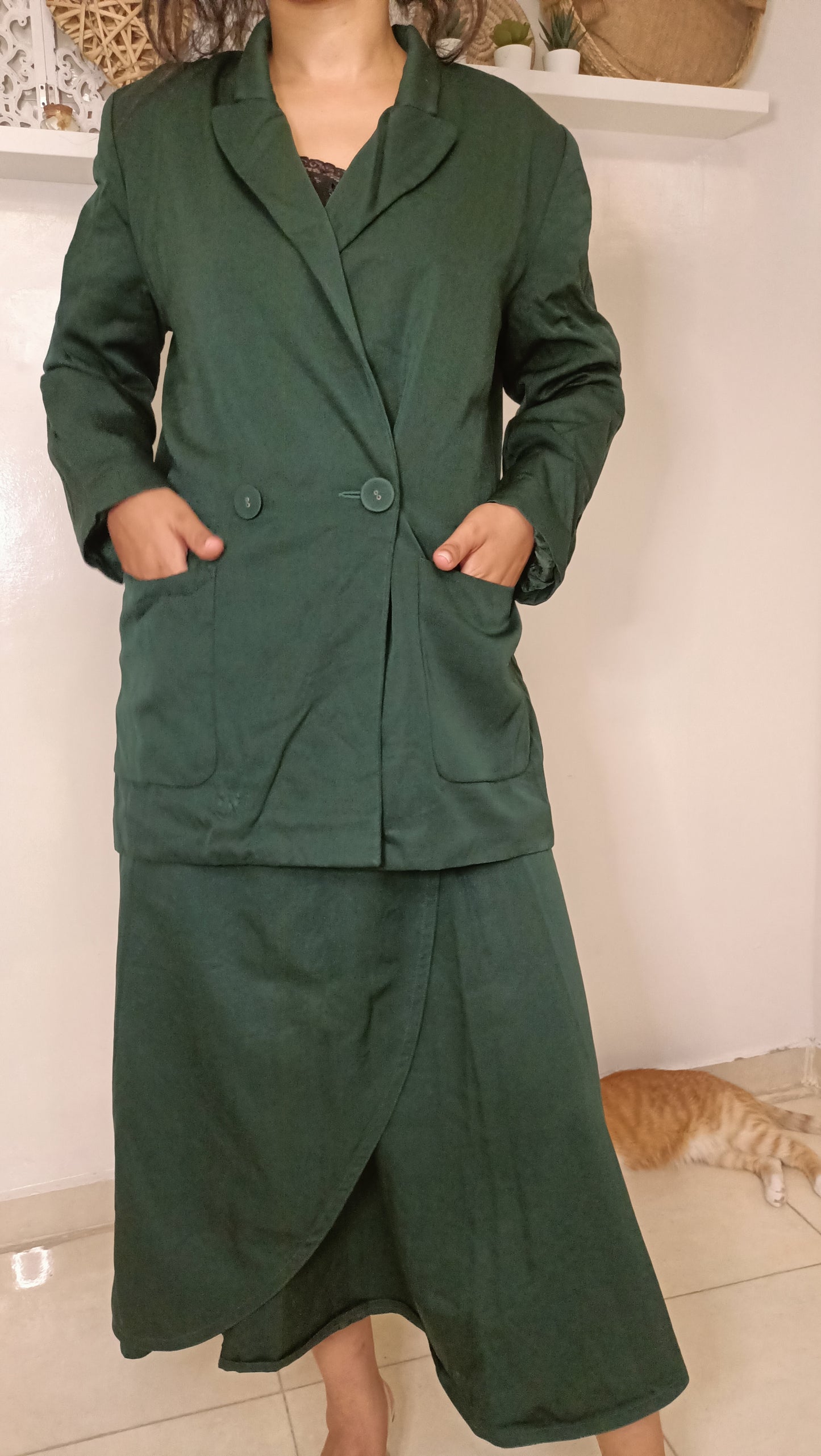 blazer et jupe vintage dans un magnifique vert forêt. La veste croisée avec ses grandes poches et la jupe midi évasée créent une silhouette élégante .