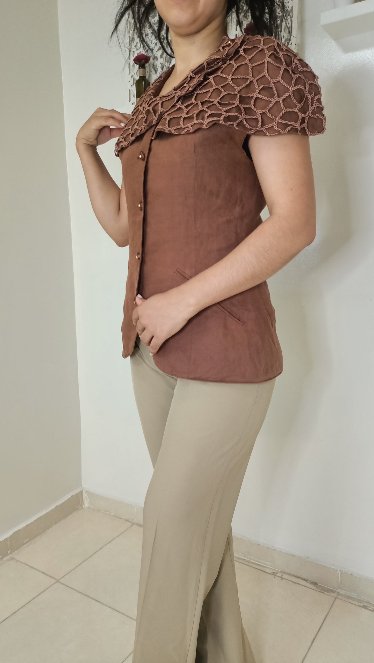 Ce haut vintage marron est une véritable pépite, avec son empiècement travaillé en macramé ou crochet qui lui donne un charme