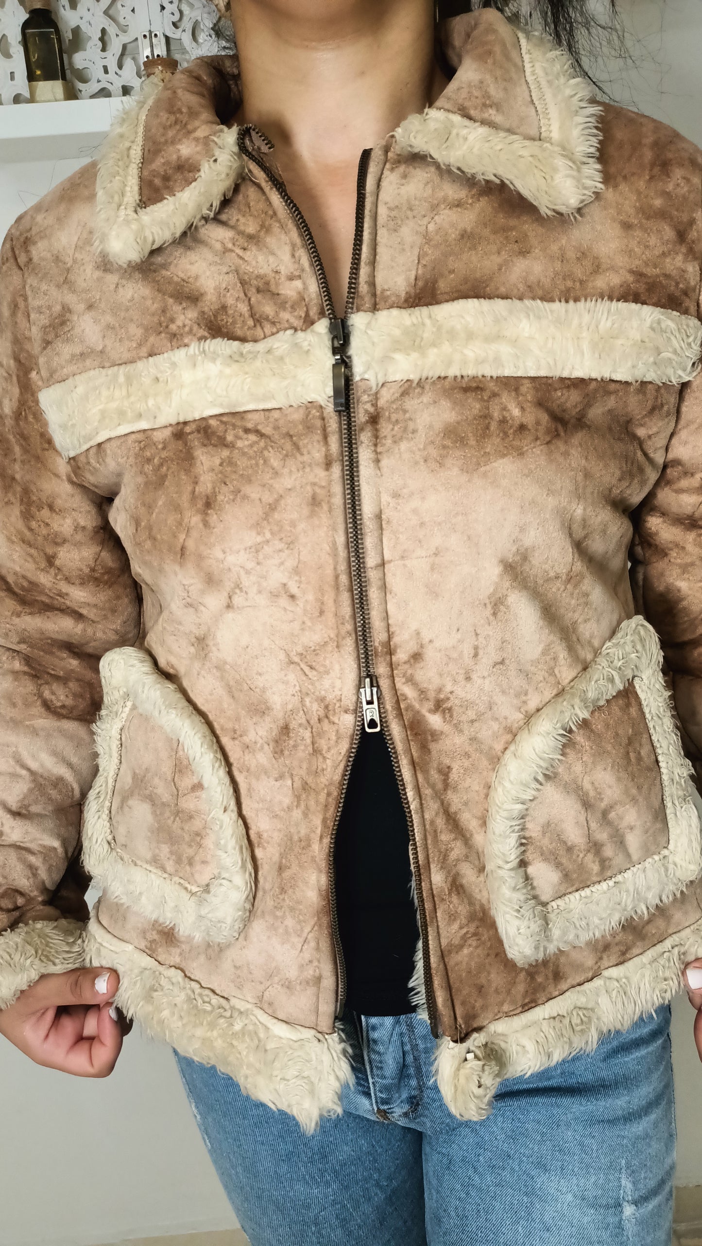 magnifique veste aviateur vintage ! ✈️ Son look en suédine beige patinée et ses détails douillets en fausse fourrure sont parfaits pour un style rétro authentique