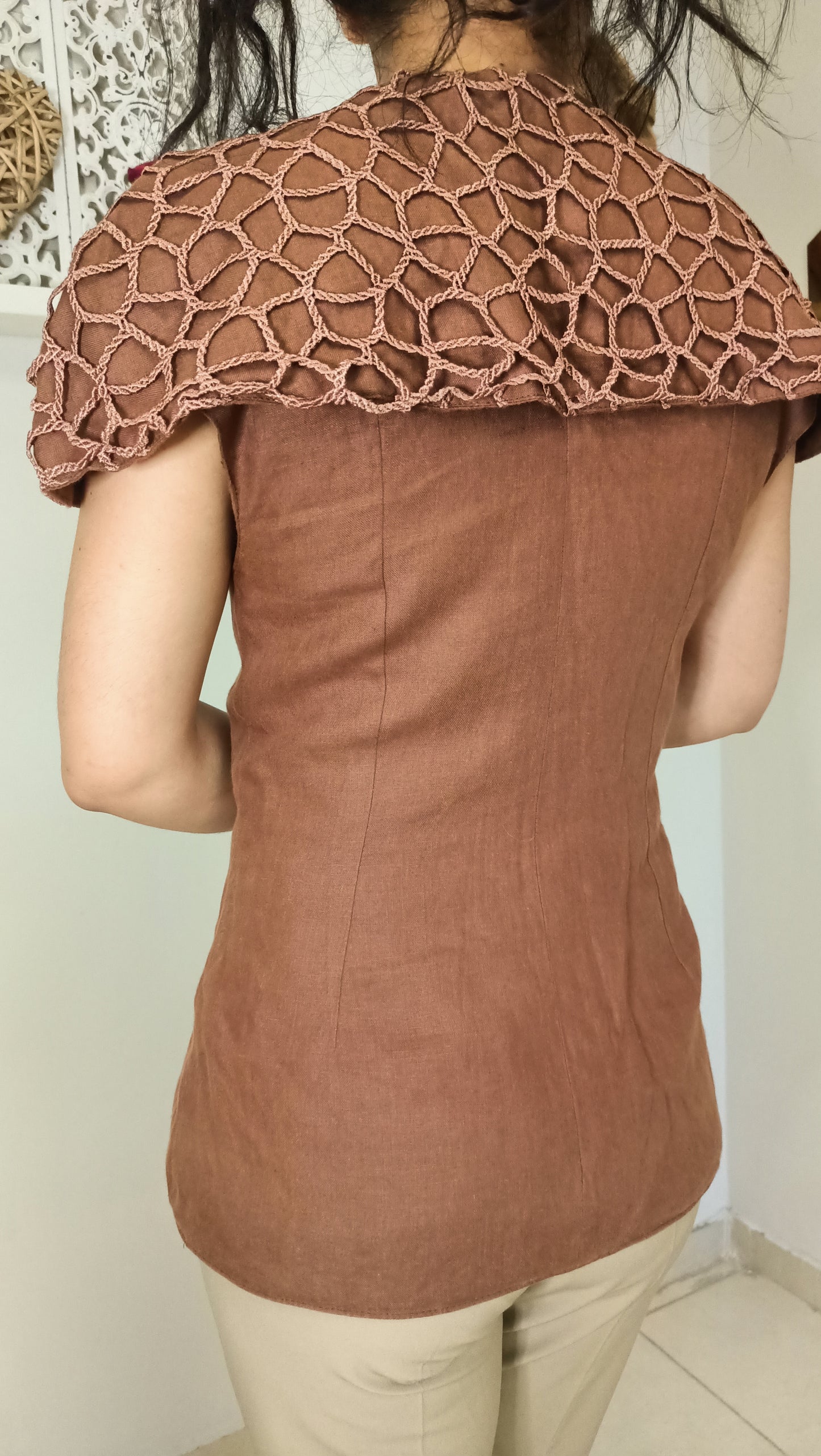 Ce haut vintage marron est une véritable pépite, avec son empiècement travaillé en macramé ou crochet qui lui donne un charme