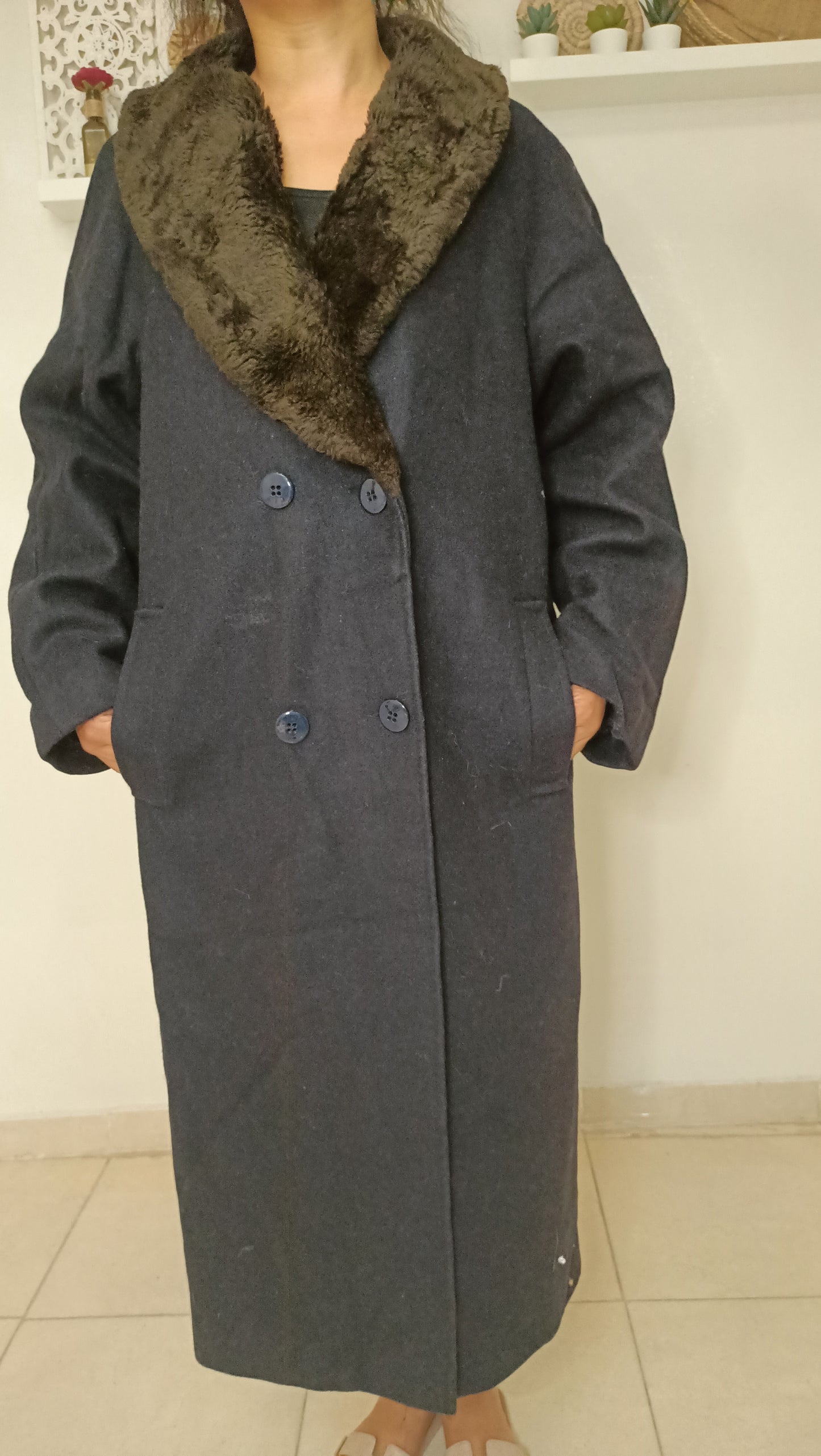 magnifique manteau vintage bleu marine avec son col en fausse fourrure marron