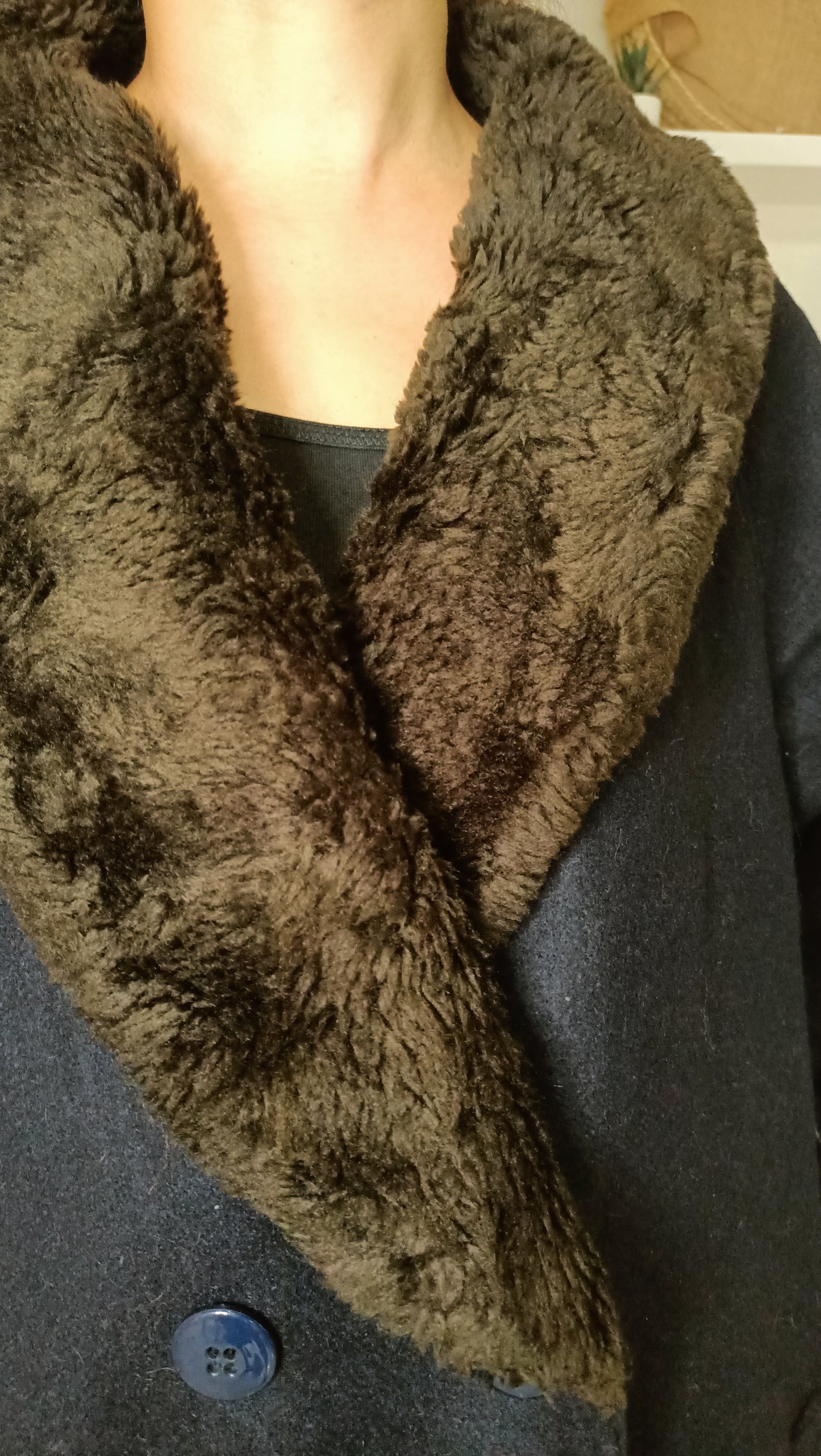 magnifique manteau vintage bleu marine avec son col en fausse fourrure marron