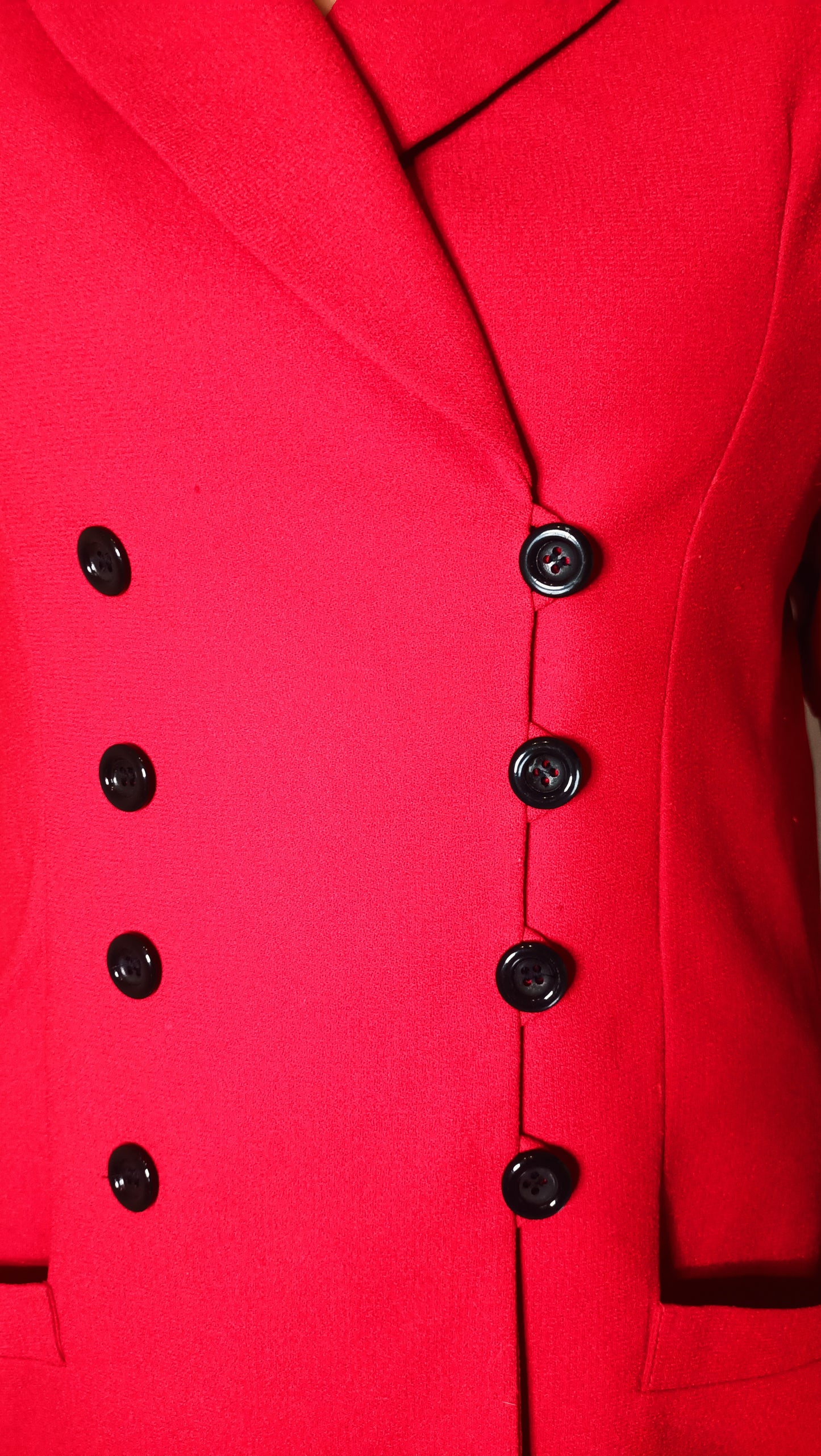 Cette veste rouge vintage a capturé mon cœur. Sa couleur vibrante et ses détails soignés en font une pièce unique qui raconte une histoire.