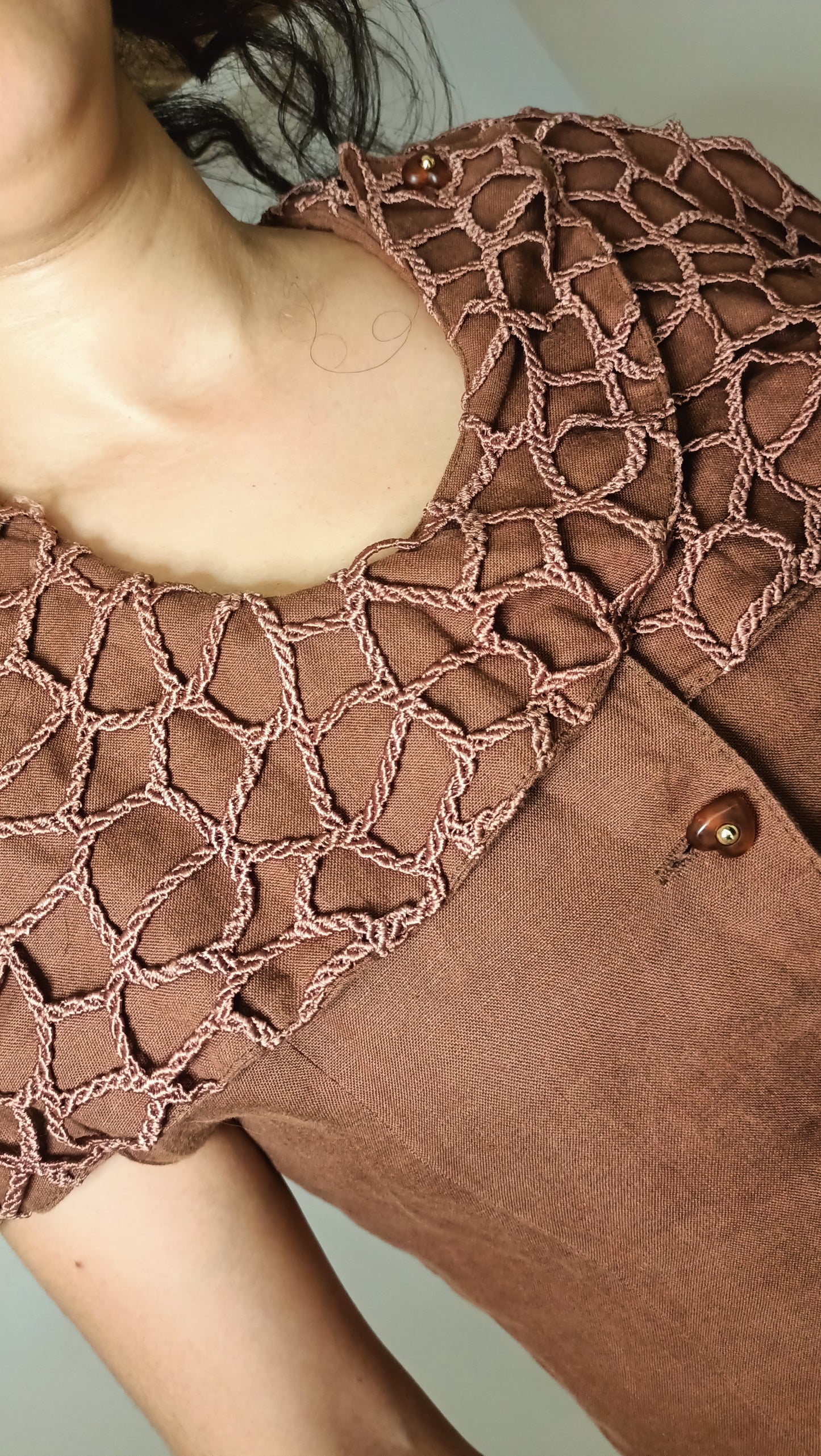 Ce haut vintage marron est une véritable pépite, avec son empiècement travaillé en macramé ou crochet qui lui donne un charme