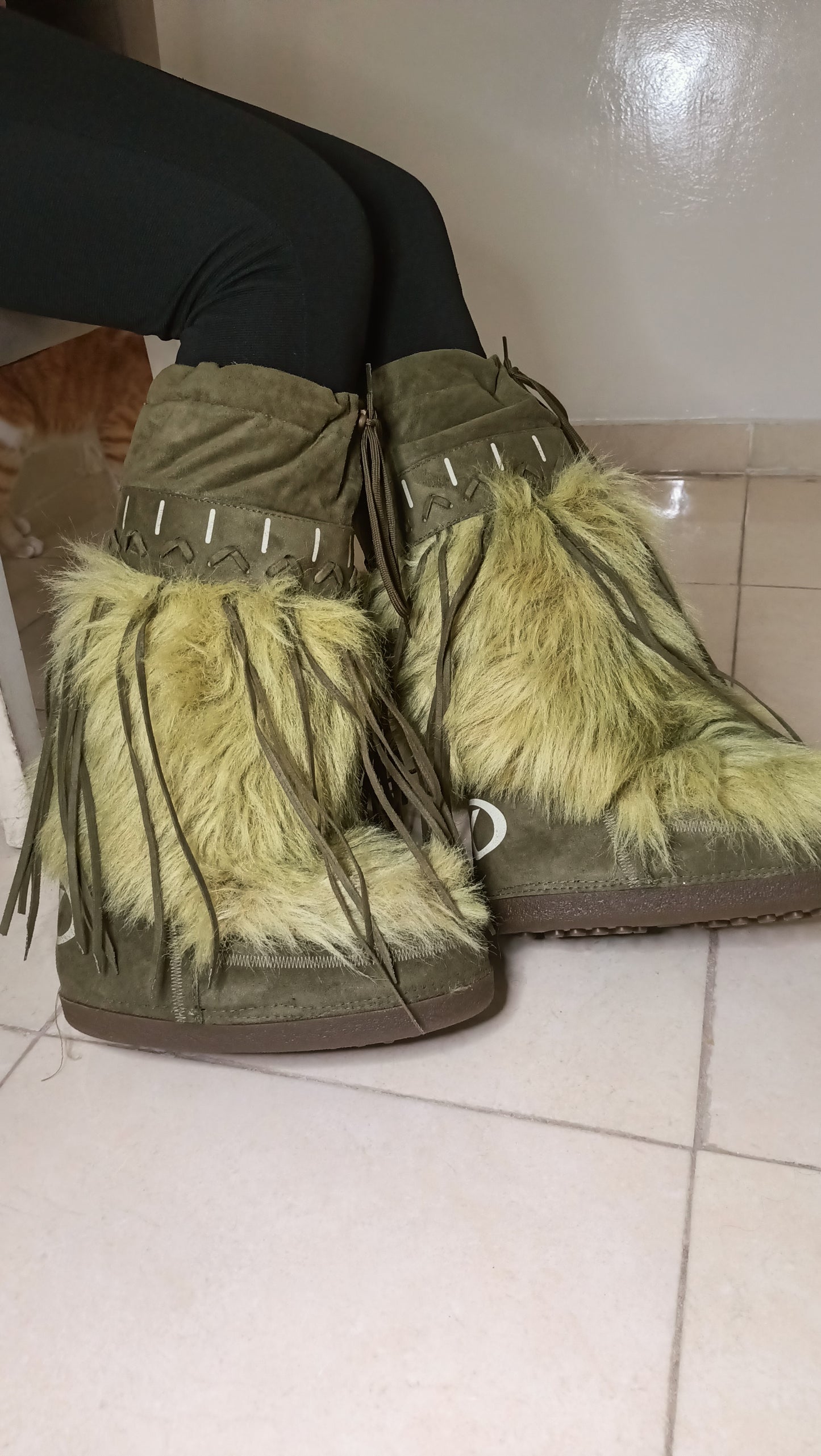 Ces bottes vintage, c'est l'incarnation du style et du confort ! 👢 J'adore leur look unique avec la fourrure et les détails en daim kaki.
