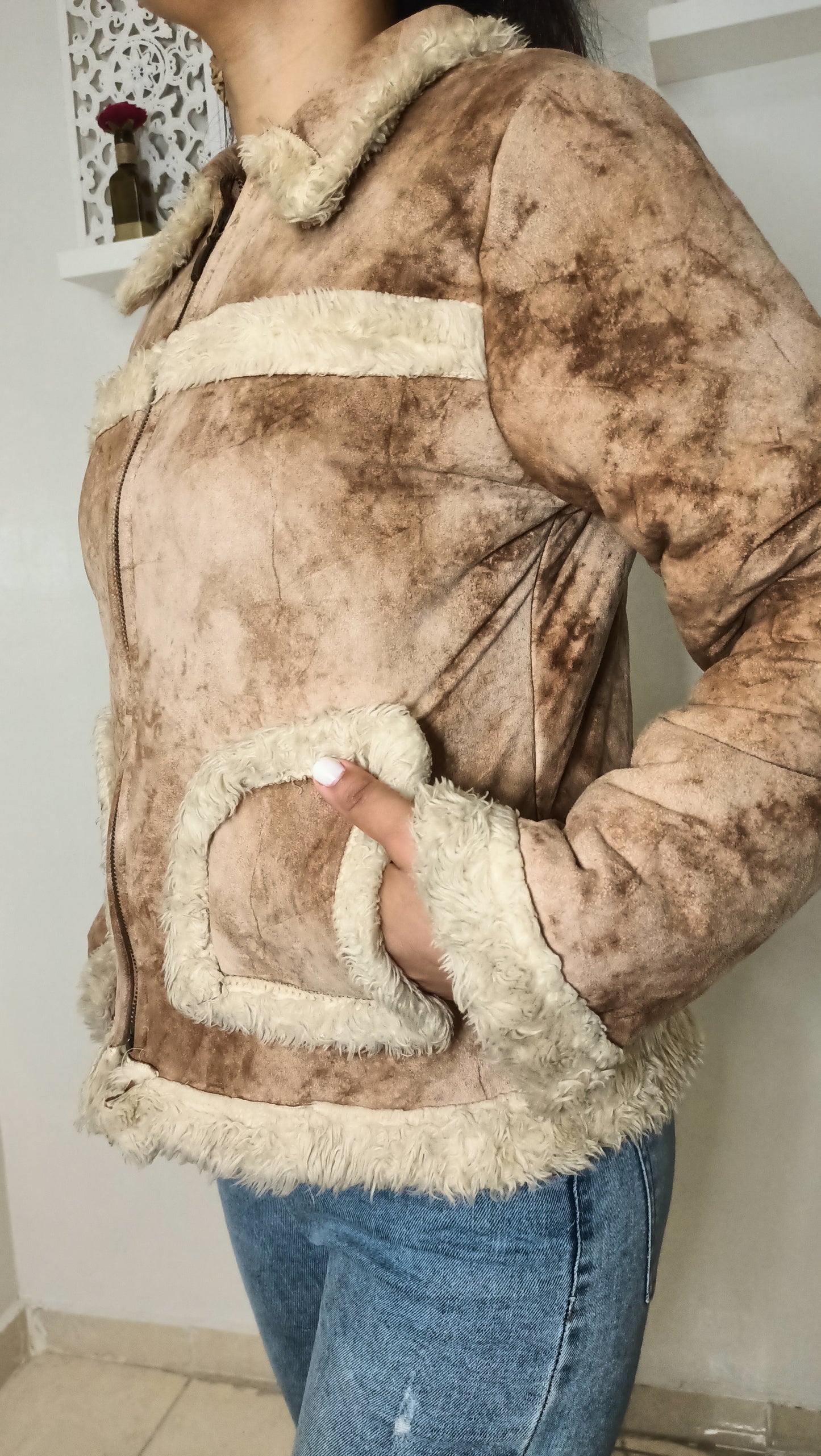 magnifique veste aviateur vintage ! ✈️ Son look en suédine beige patinée et ses détails douillets en fausse fourrure sont parfaits pour un style rétro authentique