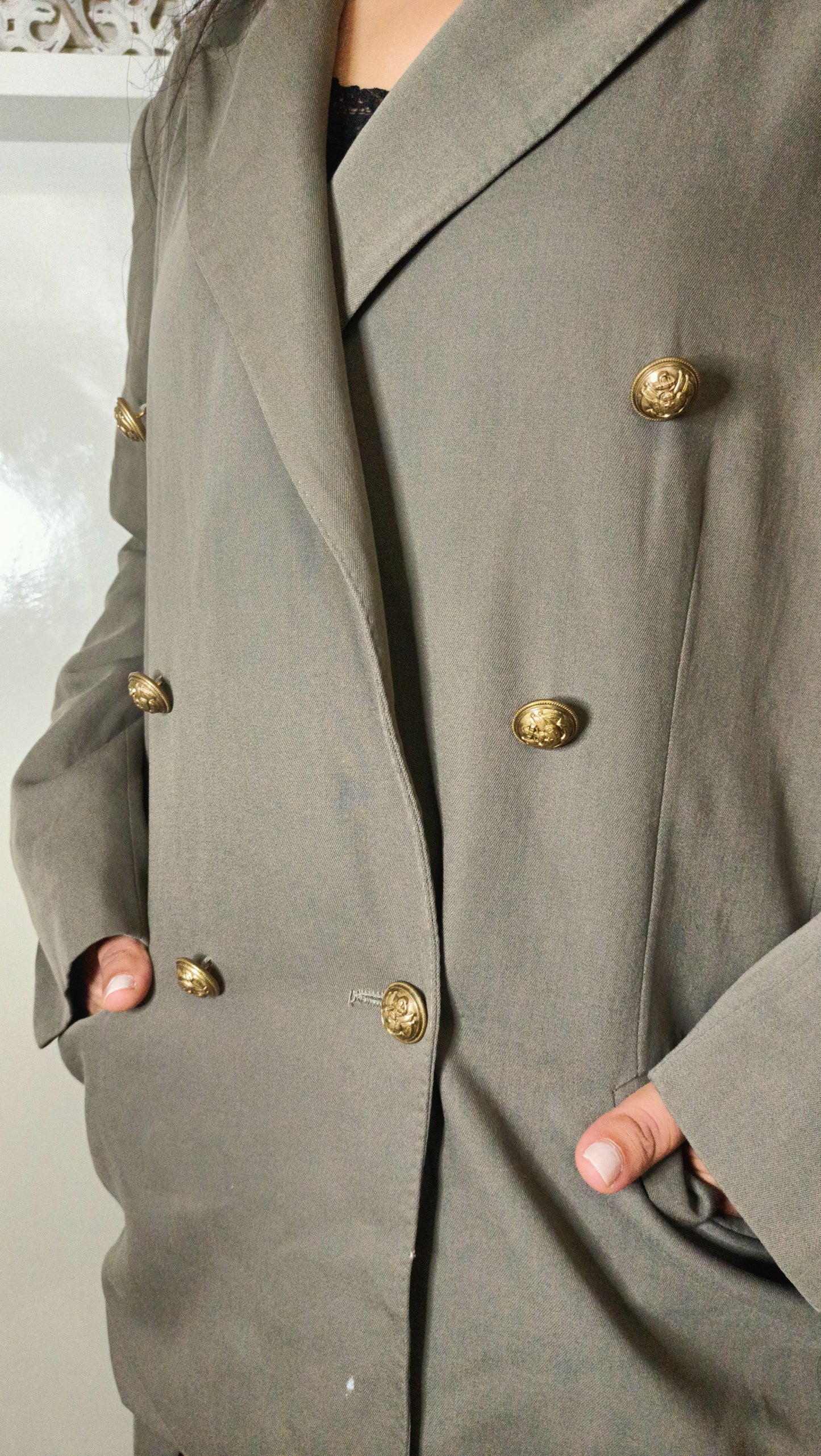 magnifique tailleur. La jupe fluide et le blazer oversized créent une silhouette à la fois chic et effortless.