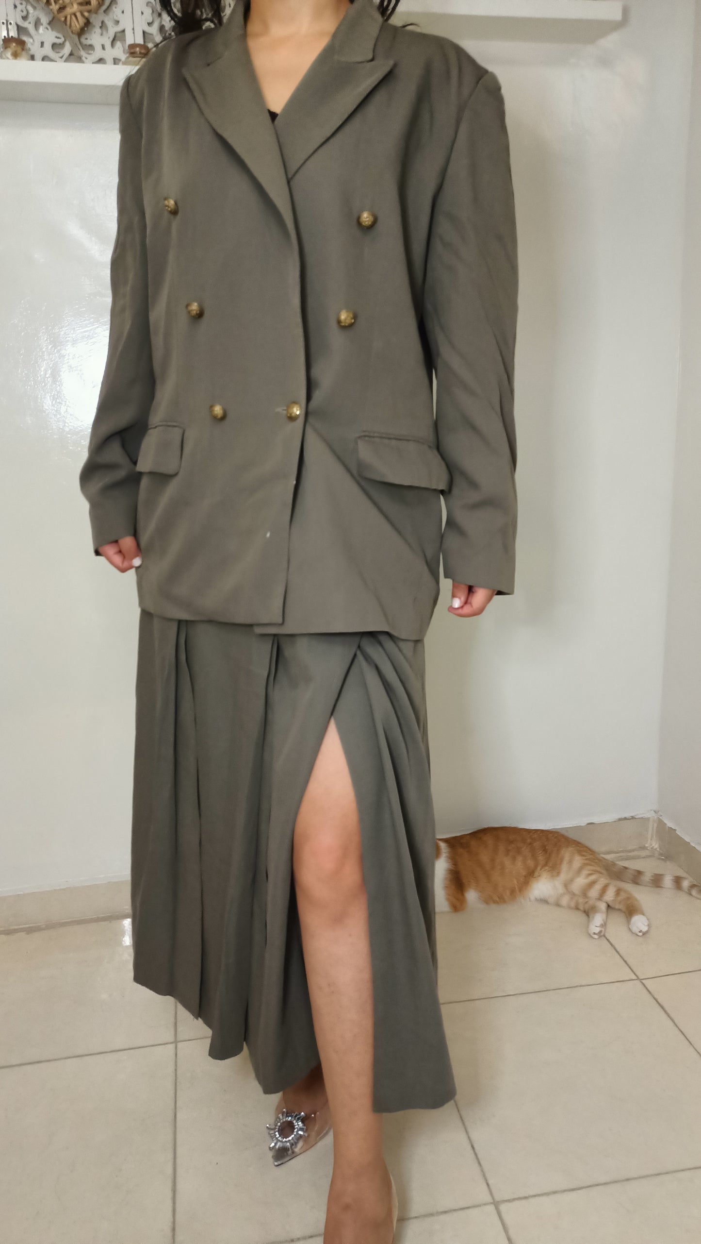 magnifique tailleur. La jupe fluide et le blazer oversized créent une silhouette à la fois chic et effortless.