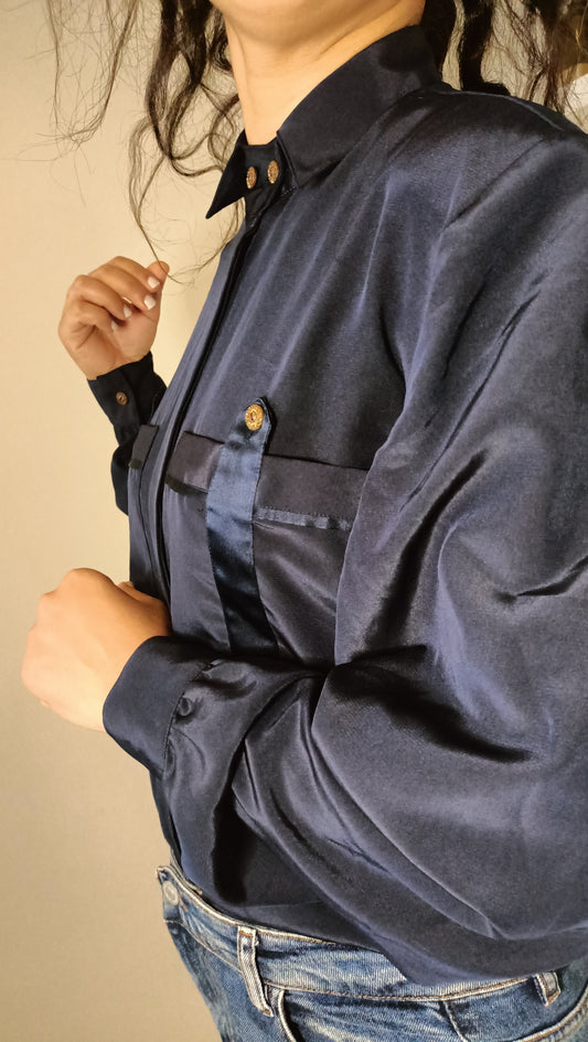 Vibes vintage du jour ! 💙 Cette chemise, c'est la touche d'élégance