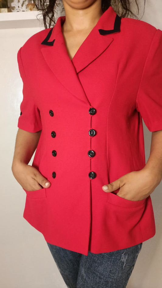 Cette veste rouge vintage a capturé mon cœur. Sa couleur vibrante et ses détails soignés en font une pièce unique qui raconte une histoire.