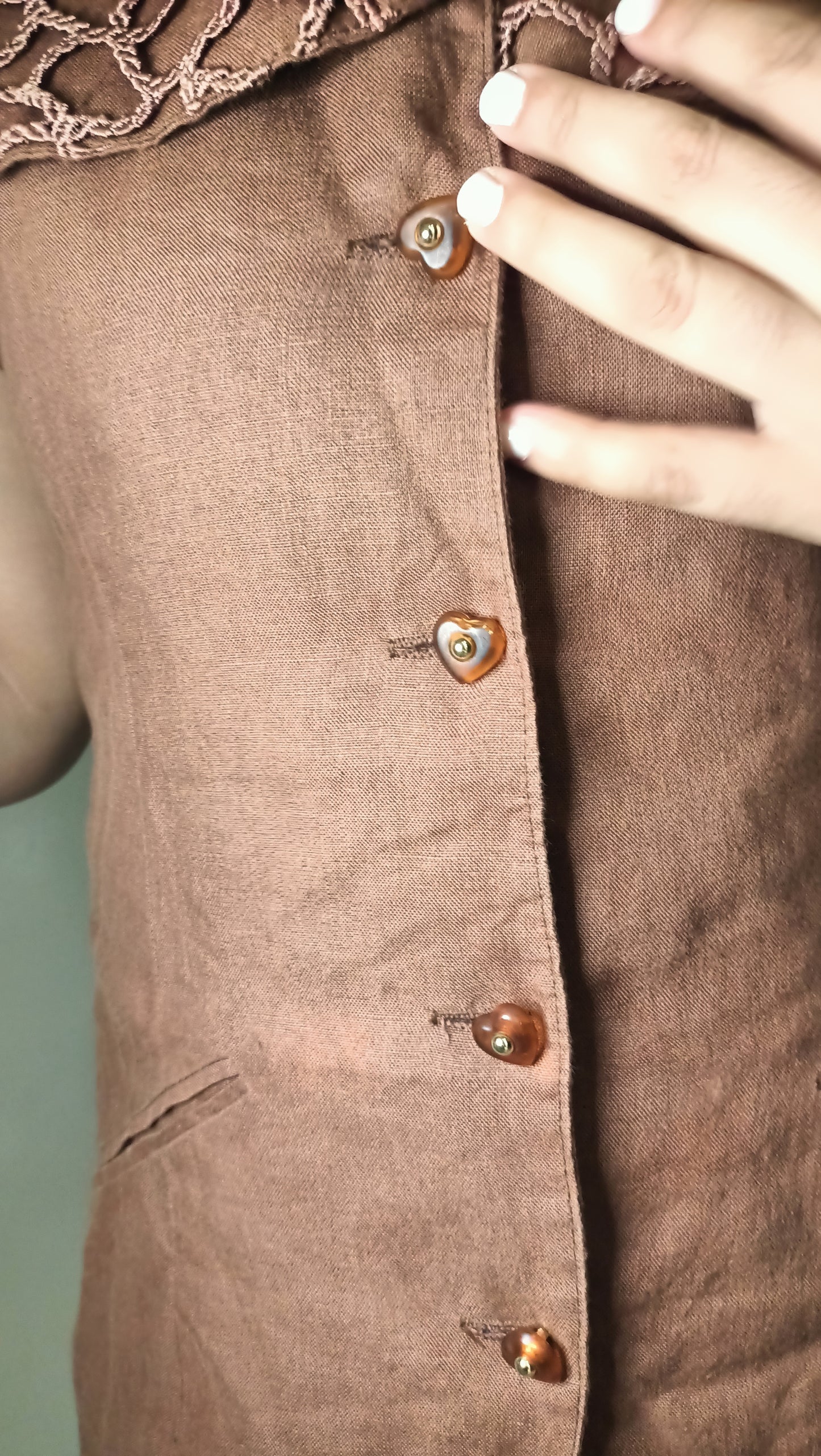 Ce haut vintage marron est une véritable pépite, avec son empiècement travaillé en macramé ou crochet qui lui donne un charme