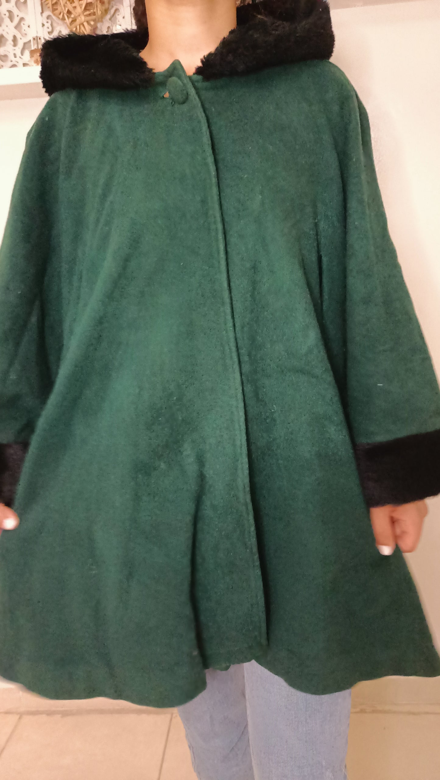 sublime cape/poncho vintage (ou d'inspiration vintage) en drap de laine vert forêt, rehaussée d'une capuche