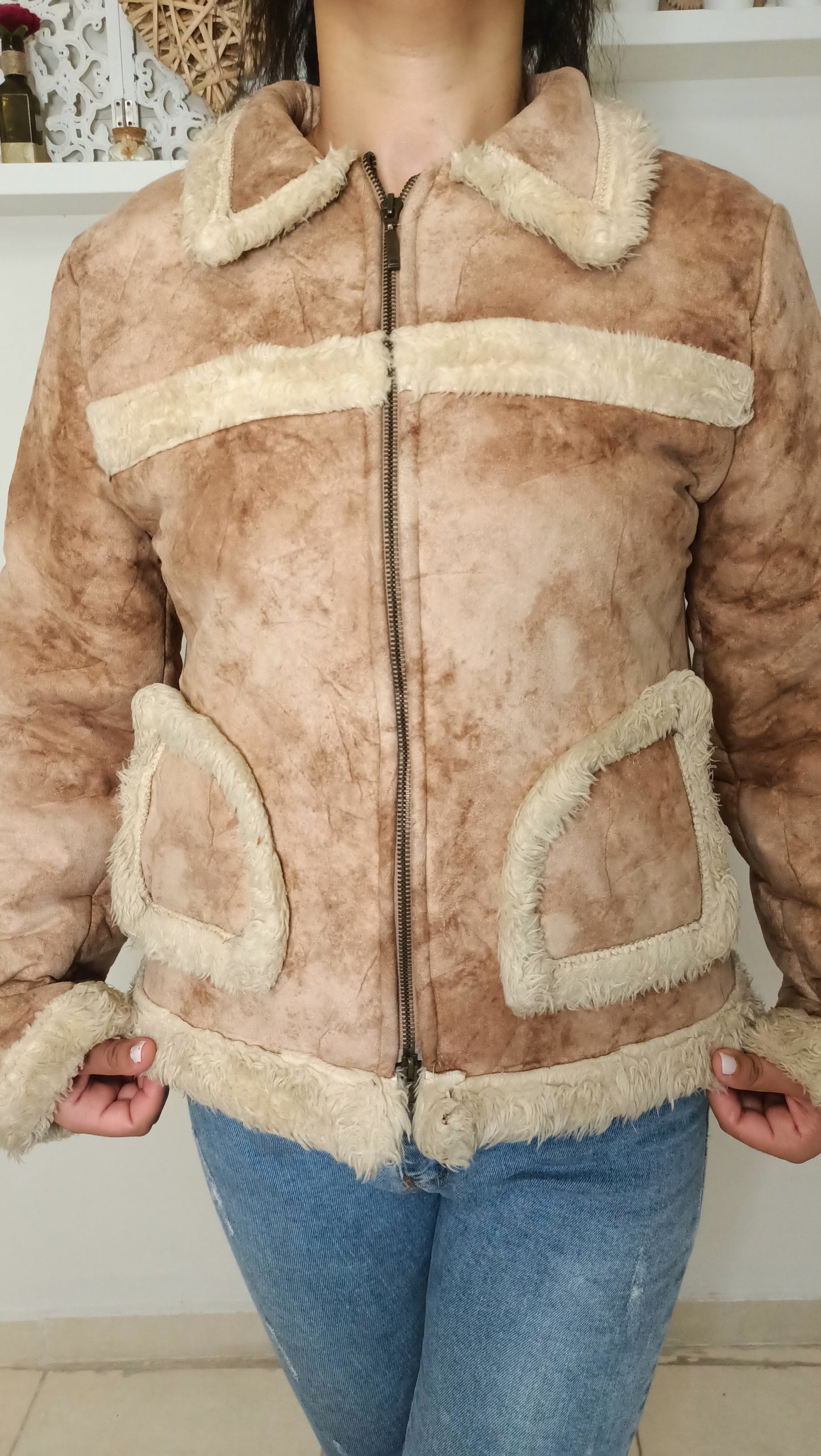 magnifique veste aviateur vintage ! ✈️ Son look en suédine beige patinée et ses détails douillets en fausse fourrure sont parfaits pour un style rétro authentique