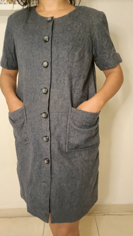 manteau vintage gris chiné a un charme fou avec sa coupe droite, ses manches courtes et ses gros boutons.