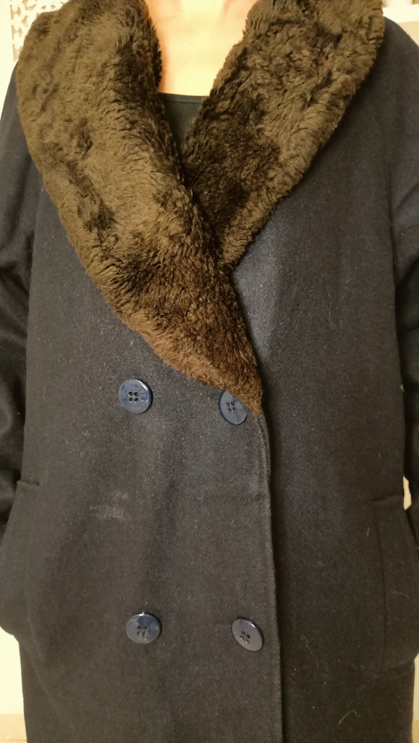 magnifique manteau vintage bleu marine avec son col en fausse fourrure marron