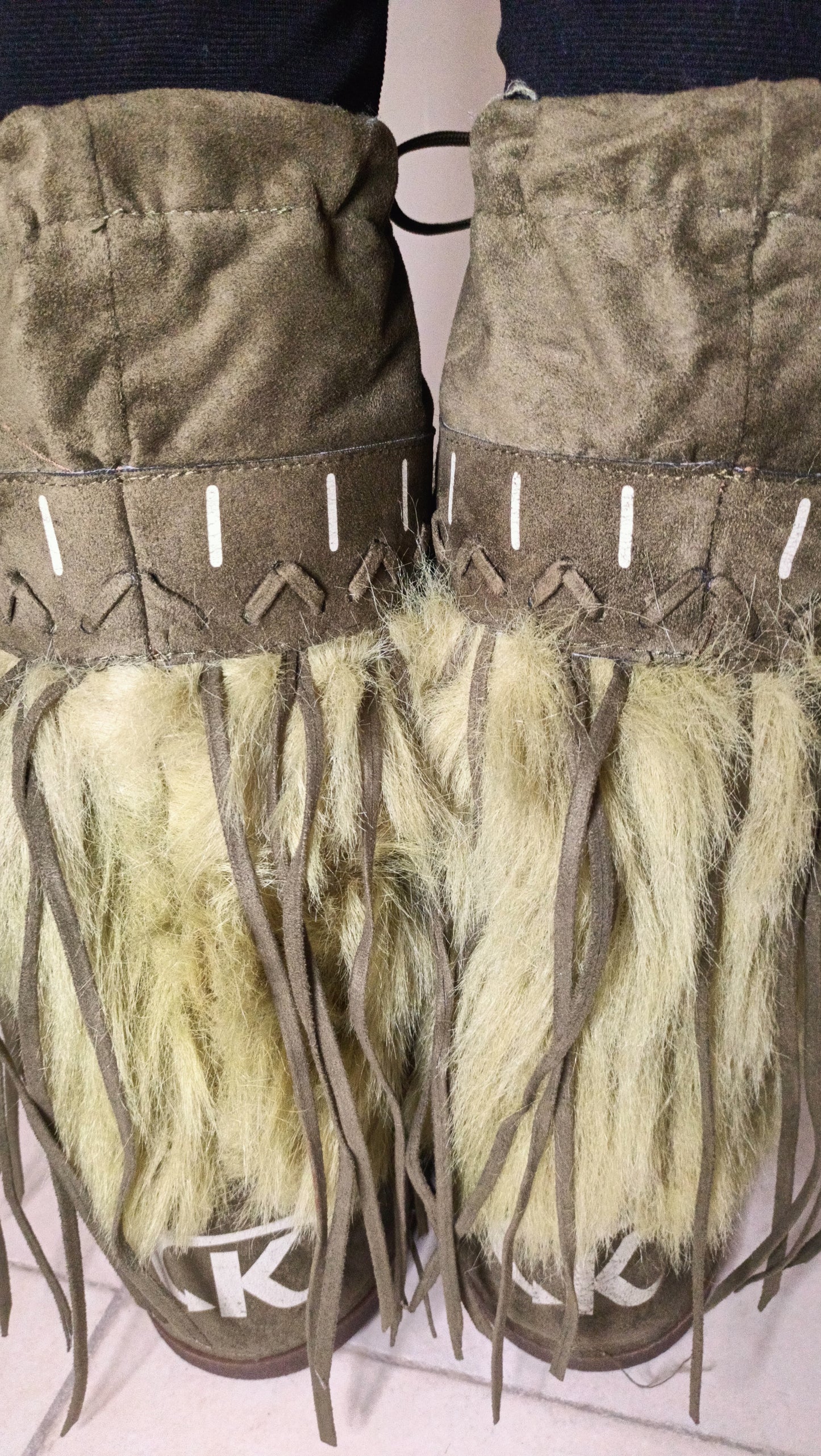 Ces bottes vintage, c'est l'incarnation du style et du confort ! 👢 J'adore leur look unique avec la fourrure et les détails en daim kaki.