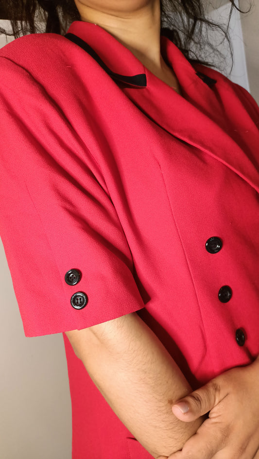 Cette veste rouge vintage a capturé mon cœur. Sa couleur vibrante et ses détails soignés en font une pièce unique qui raconte une histoire.