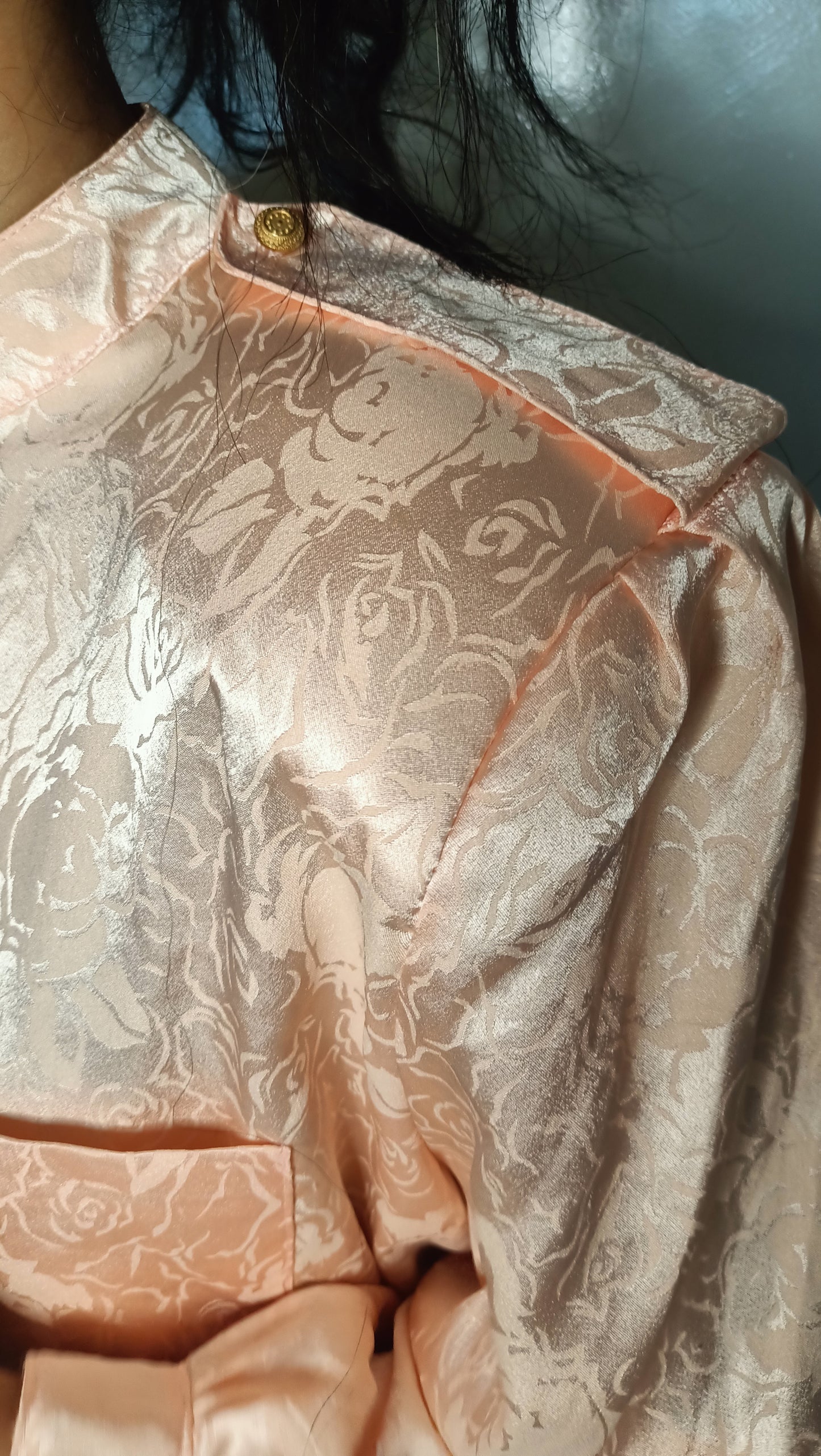 magnifique chemise en satin pêche ornée de motifs floraux délicats. 🌸