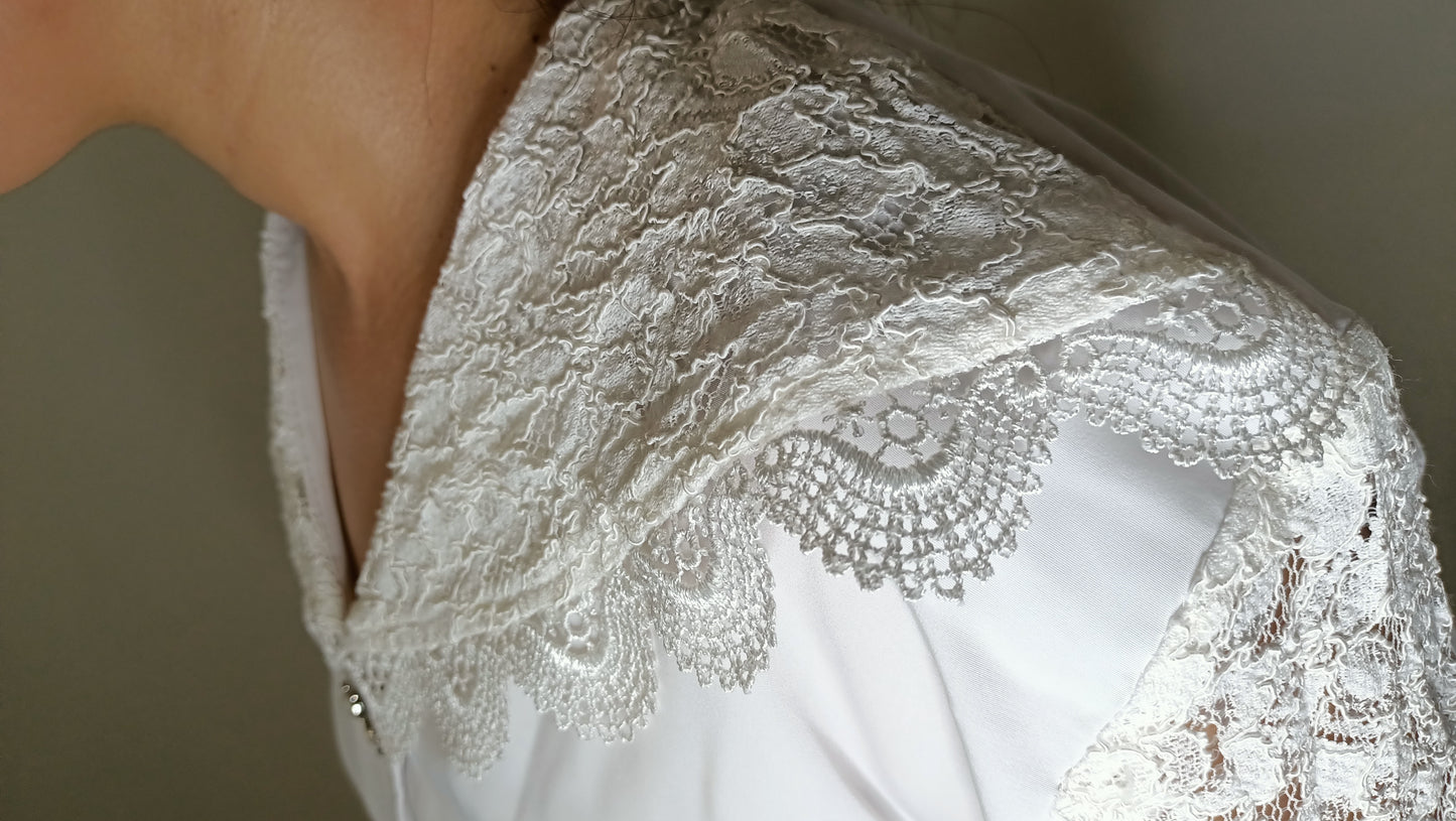 Chemisier Blanc Romantique à Col et Détails en Dentelle