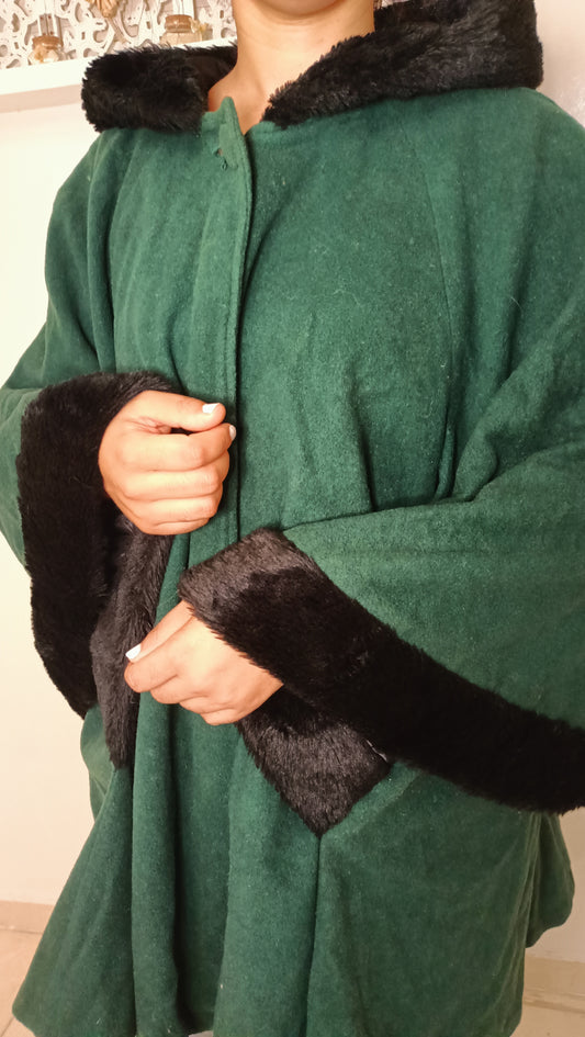 sublime cape/poncho vintage (ou d'inspiration vintage) en drap de laine vert forêt, rehaussée d'une capuche