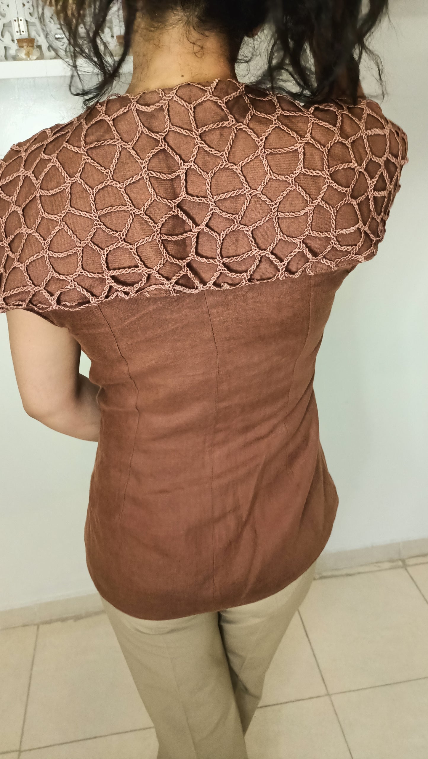 Ce haut vintage marron est une véritable pépite, avec son empiècement travaillé en macramé ou crochet qui lui donne un charme