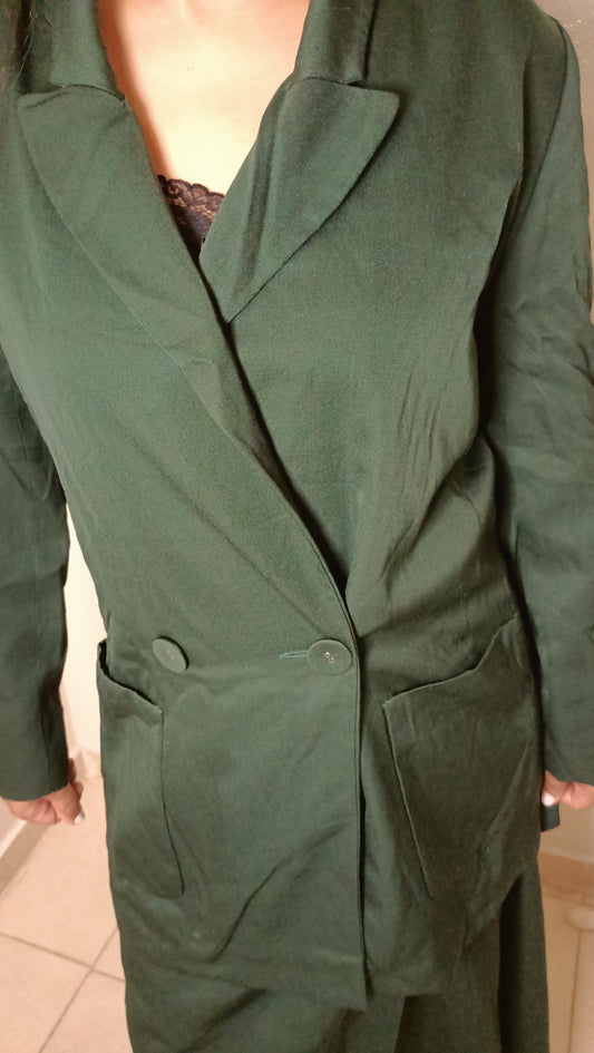 blazer et jupe vintage dans un magnifique vert forêt. La veste croisée avec ses grandes poches et la jupe midi évasée créent une silhouette élégante .