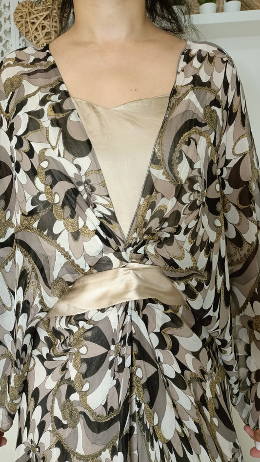 Fan absolue de cette robe vintage ! 🤎 Le mélange de couleurs (beige, noir, marron) avec ces touches dorées scintillantes crée un motif hypnotisant.