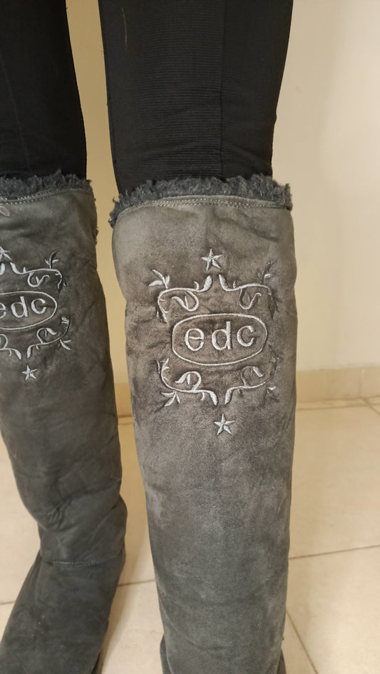 superbes bottes vintage EDC ! Parfaites pour un look cosy et chic, elles sont l'incarnation du confort et de l'élégance d'antan.
