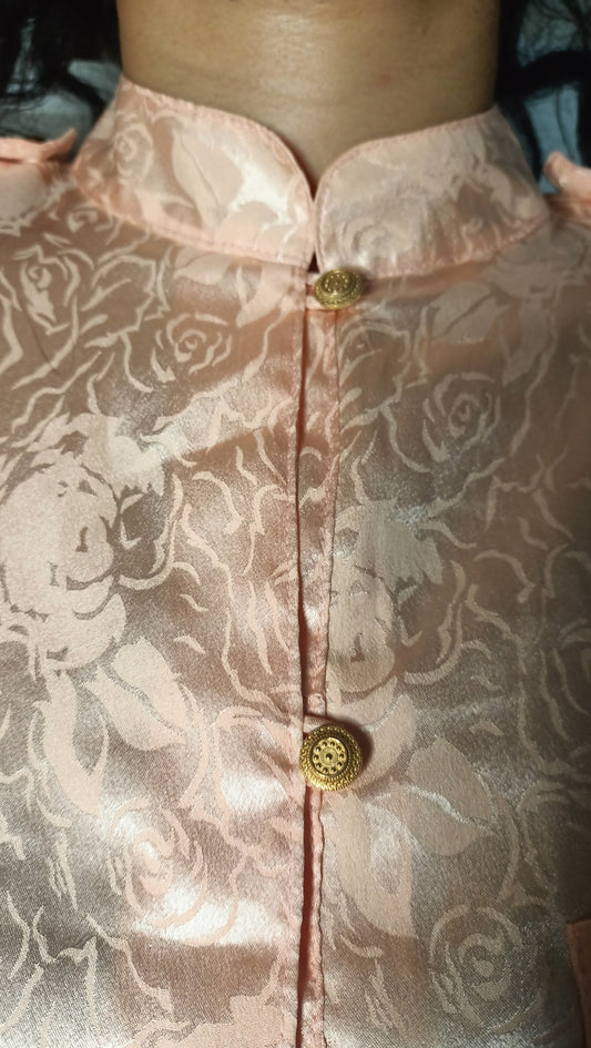 magnifique chemise en satin pêche ornée de motifs floraux délicats. 🌸