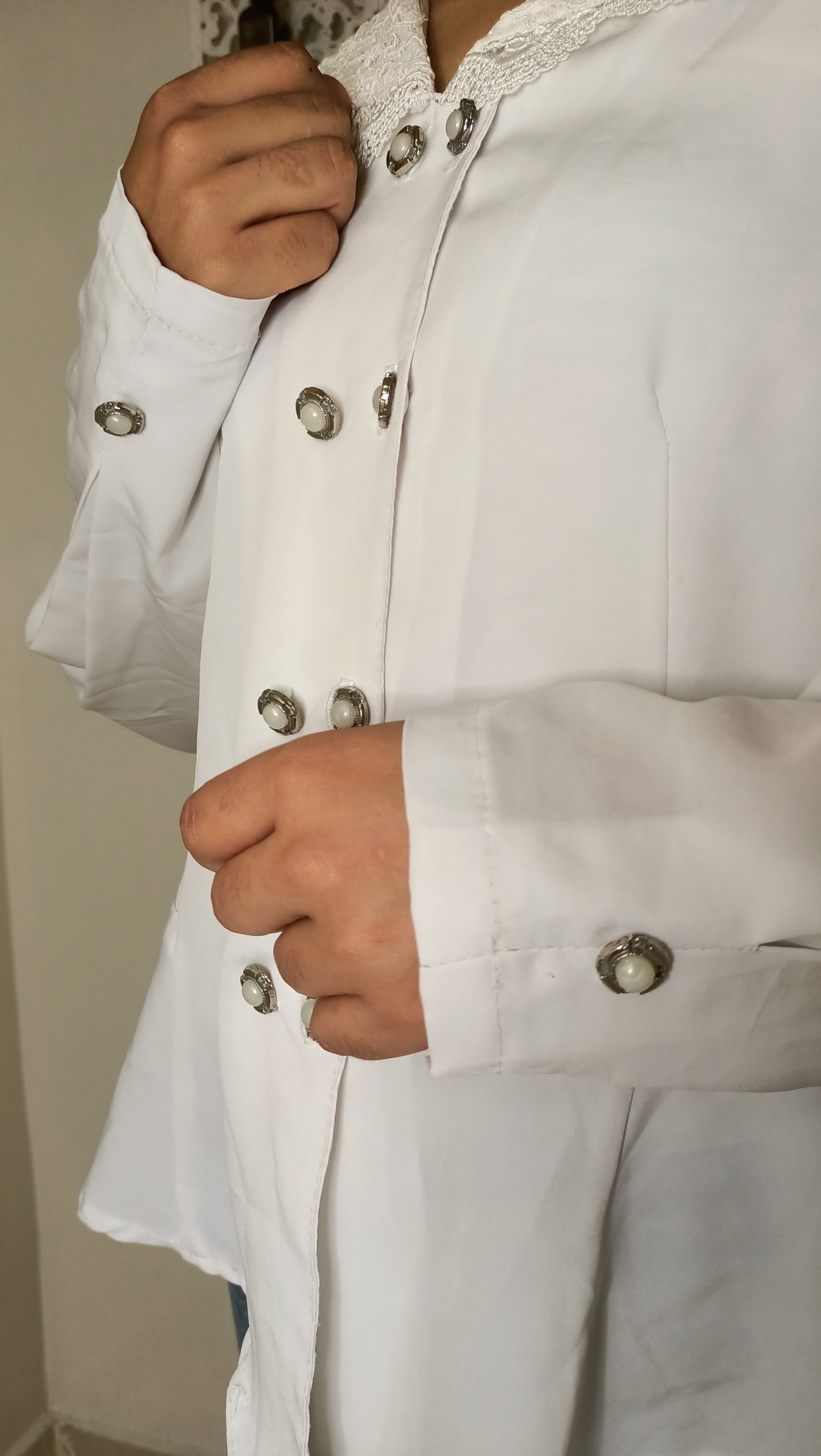 Chemisier Blanc Romantique à Col et Détails en Dentelle