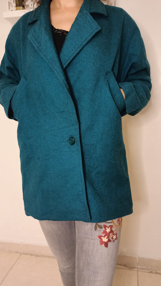 Ce manteau en laine sarcelle est le rêve ultime pour les journées fraîches, et il s'accorde parfaitement avec mon pantalon vintage en jean gris brodé de ces magnifiques fleurs.