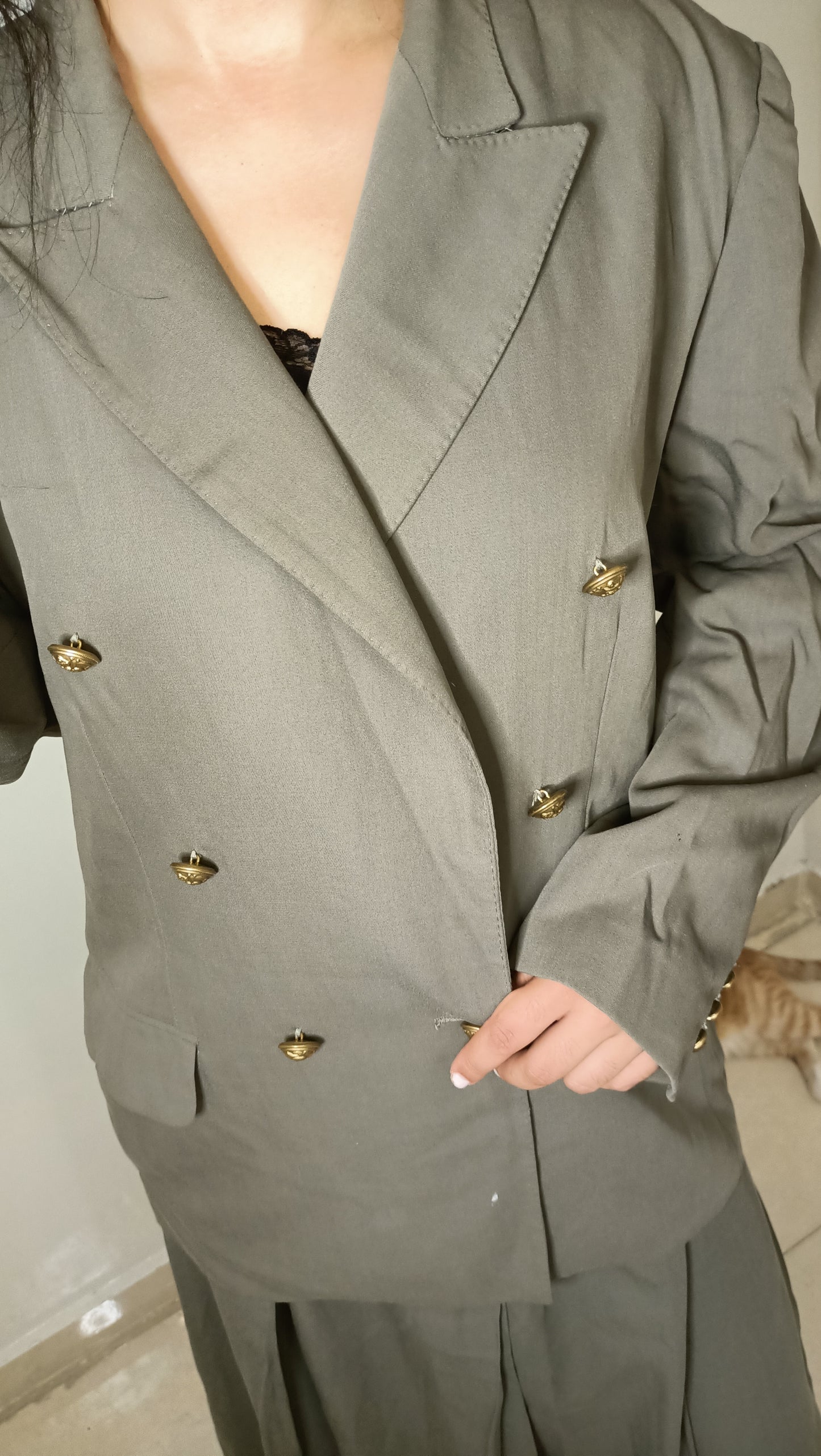 magnifique tailleur. La jupe fluide et le blazer oversized créent une silhouette à la fois chic et effortless.
