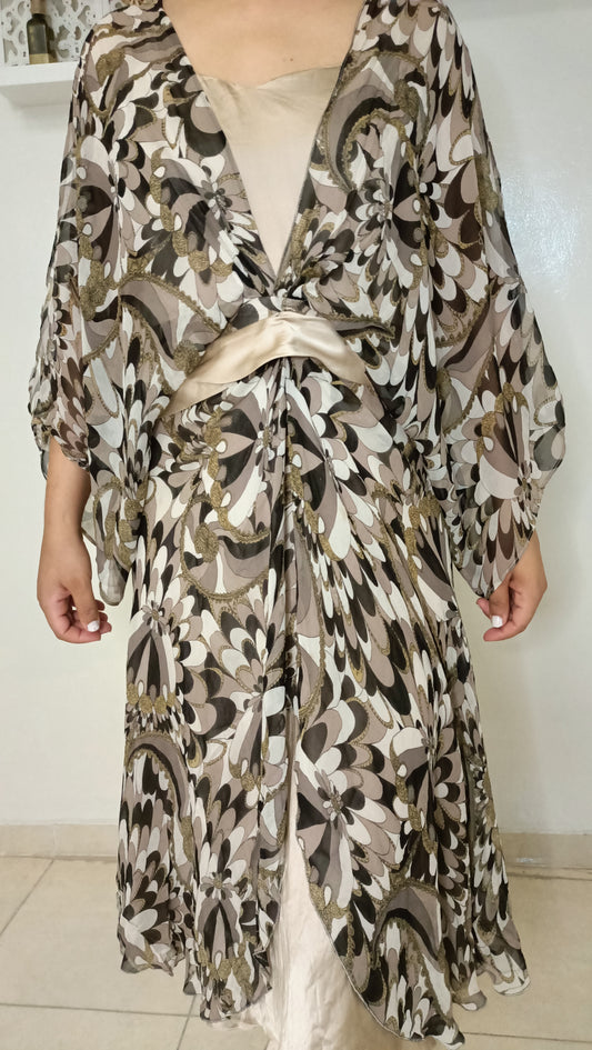 Fan absolue de cette robe vintage ! 🤎 Le mélange de couleurs (beige, noir, marron) avec ces touches dorées scintillantes crée un motif hypnotisant.