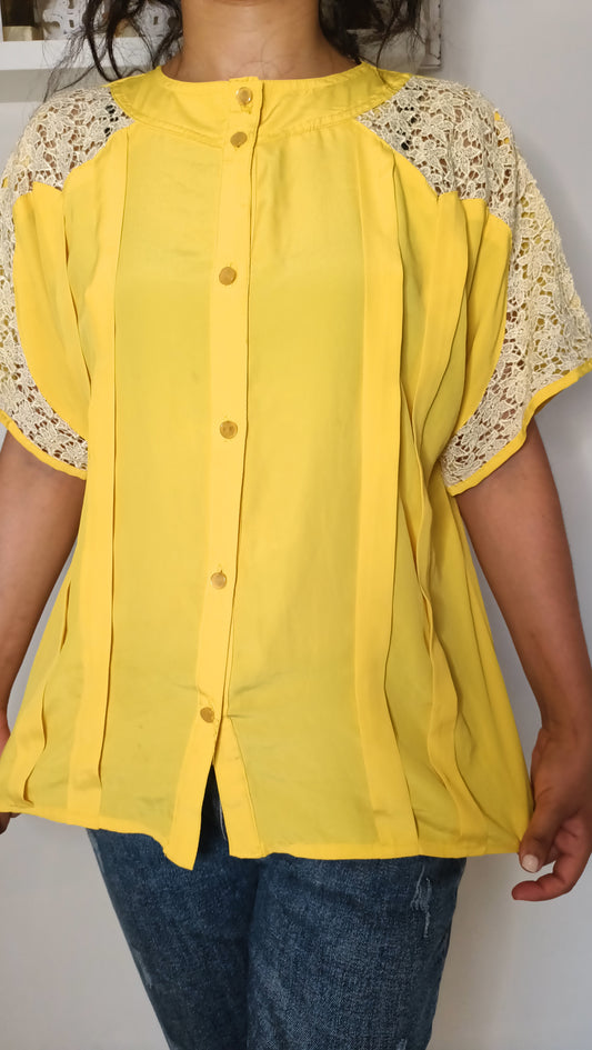 magnifique blouse vintage jaune ! Les détails en dentelle sur les épaules ajoutent une touche romantique et unique.