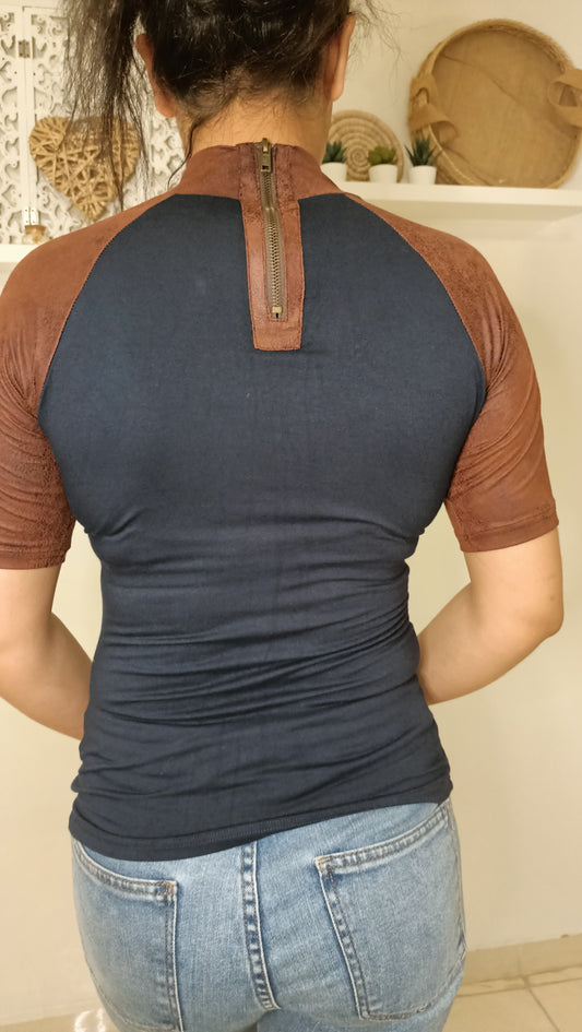 Ce haut bicolore (bleu marine et marron) avec son col montant et ses manches raglan est une pièce au style unique et intemporel. Parfait pour ajouter une touche vintage