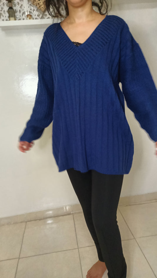 Découvrez ce magnifique pull vintage d'un bleu profond envoûtant ! ✨ Sa coupe ample et confortable, typique d'une époque révolue, est rehaussée par des détails de tricot texturés qui lui donnent un charme fou.
