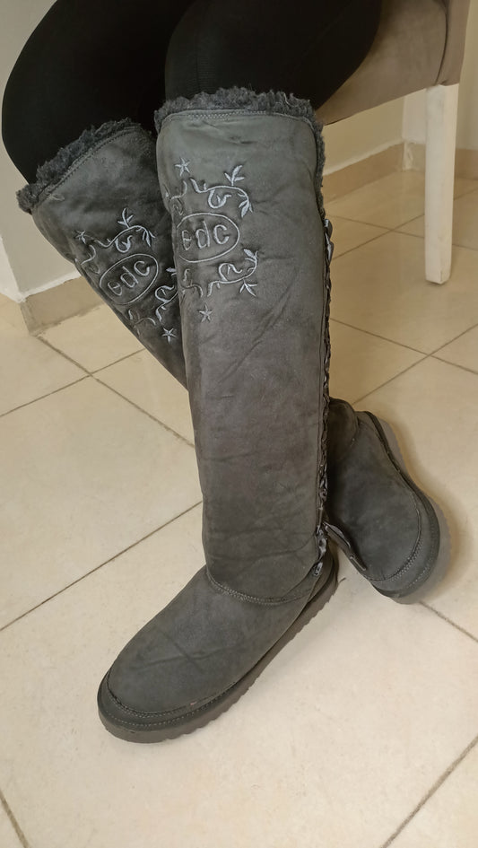 superbes bottes vintage EDC ! Parfaites pour un look cosy et chic, elles sont l'incarnation du confort et de l'élégance d'antan.