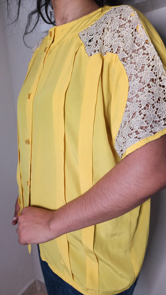 magnifique blouse vintage jaune ! Les détails en dentelle sur les épaules ajoutent une touche romantique et unique.