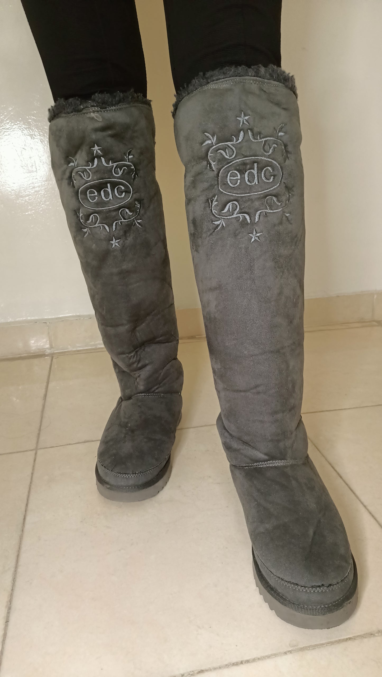 superbes bottes vintage EDC ! Parfaites pour un look cosy et chic, elles sont l'incarnation du confort et de l'élégance d'antan.