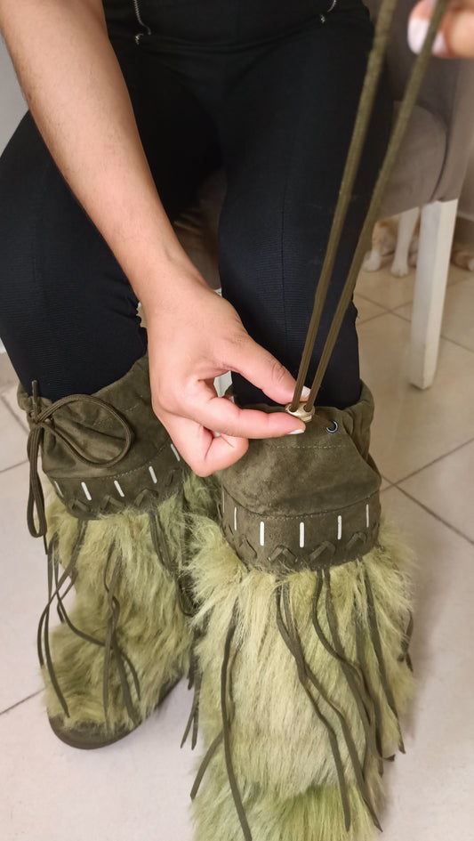 Ces bottes vintage, c'est l'incarnation du style et du confort ! 👢 J'adore leur look unique avec la fourrure et les détails en daim kaki.