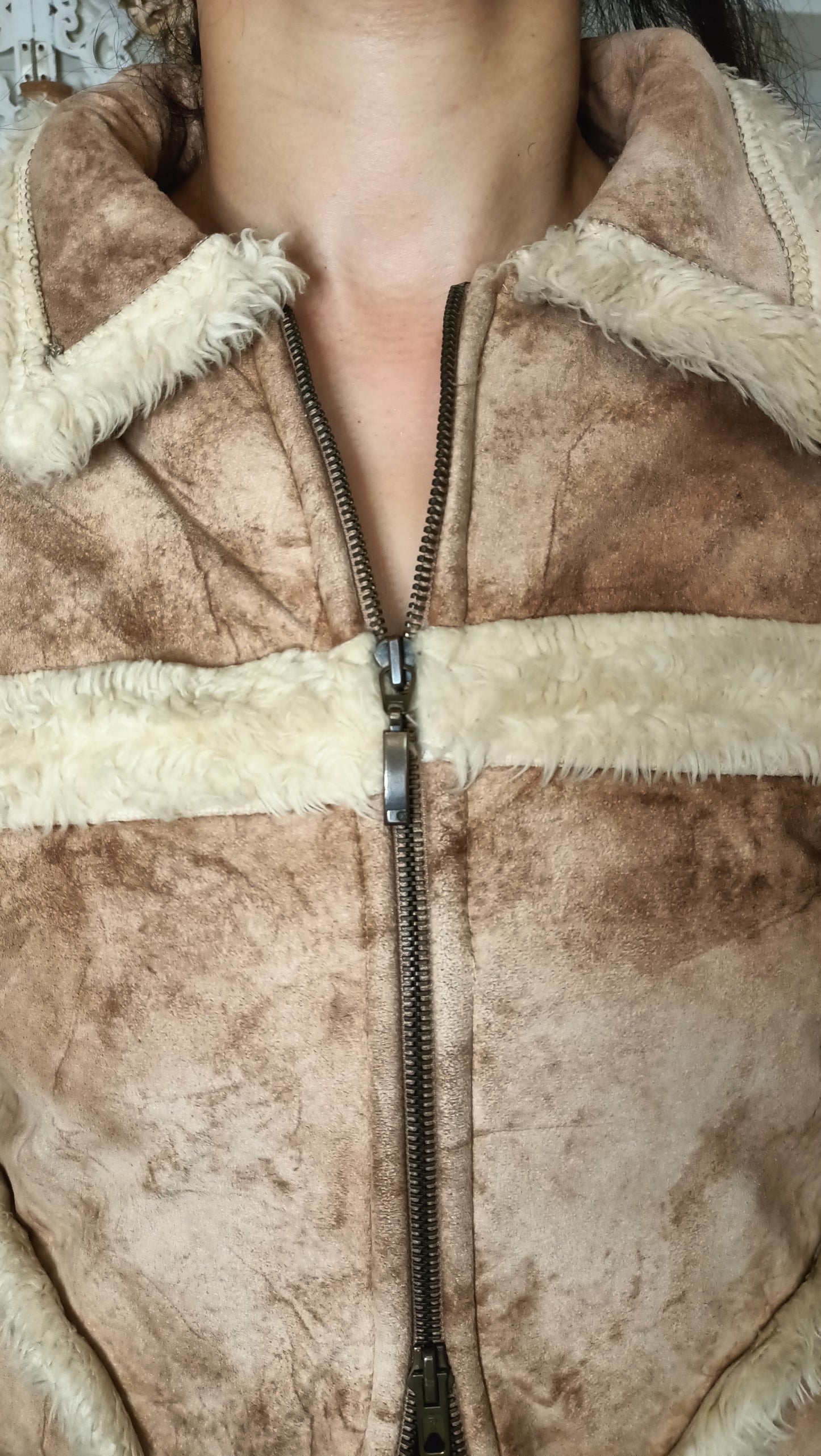 magnifique veste aviateur vintage ! ✈️ Son look en suédine beige patinée et ses détails douillets en fausse fourrure sont parfaits pour un style rétro authentique