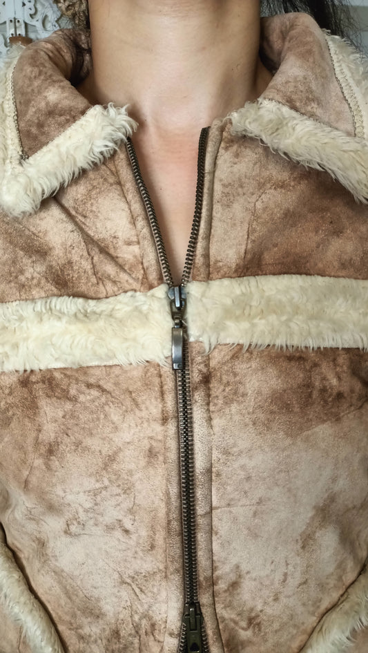 magnifique veste aviateur vintage ! ✈️ Son look en suédine beige patinée et ses détails douillets en fausse fourrure sont parfaits pour un style rétro authentique