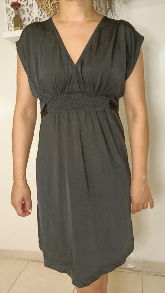 Robe Noire Élégante à Décolleté Cache-Cœur et Taille Froncée