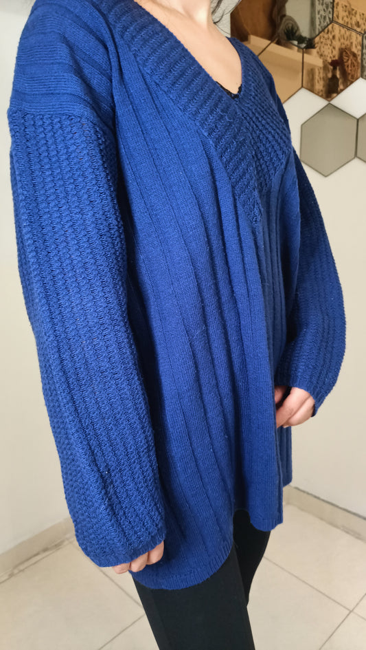 Découvrez ce magnifique pull vintage d'un bleu profond envoûtant ! ✨ Sa coupe ample et confortable, typique d'une époque révolue, est rehaussée par des détails de tricot texturés qui lui donnent un charme fou.